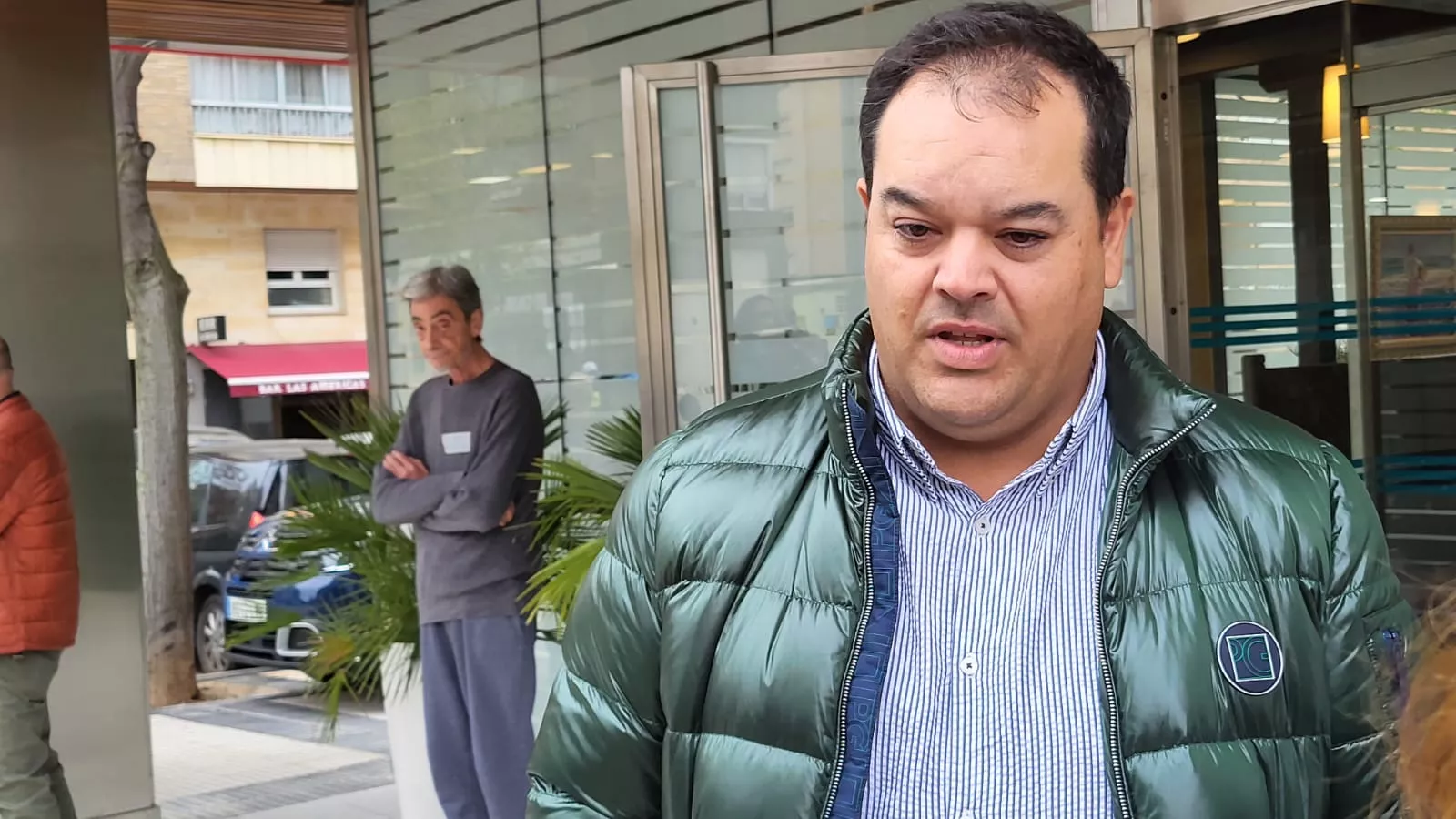 Llegada de los residentes de Villafranca de Ebro a Huesca. Foto Javier García Antón