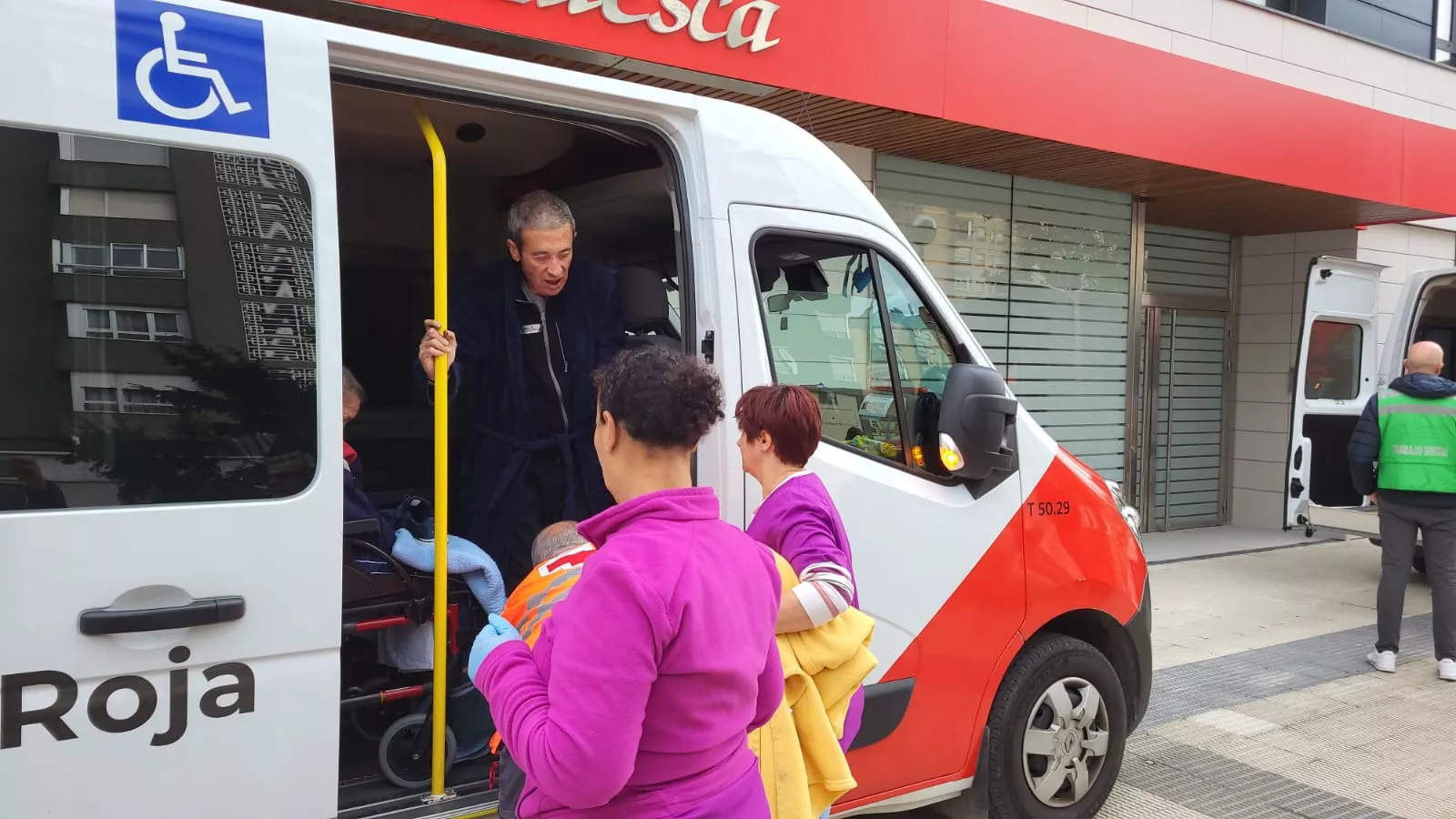 Llegada de los residentes de Villafranca de Ebro a Huesca. Foto Javier García Antón