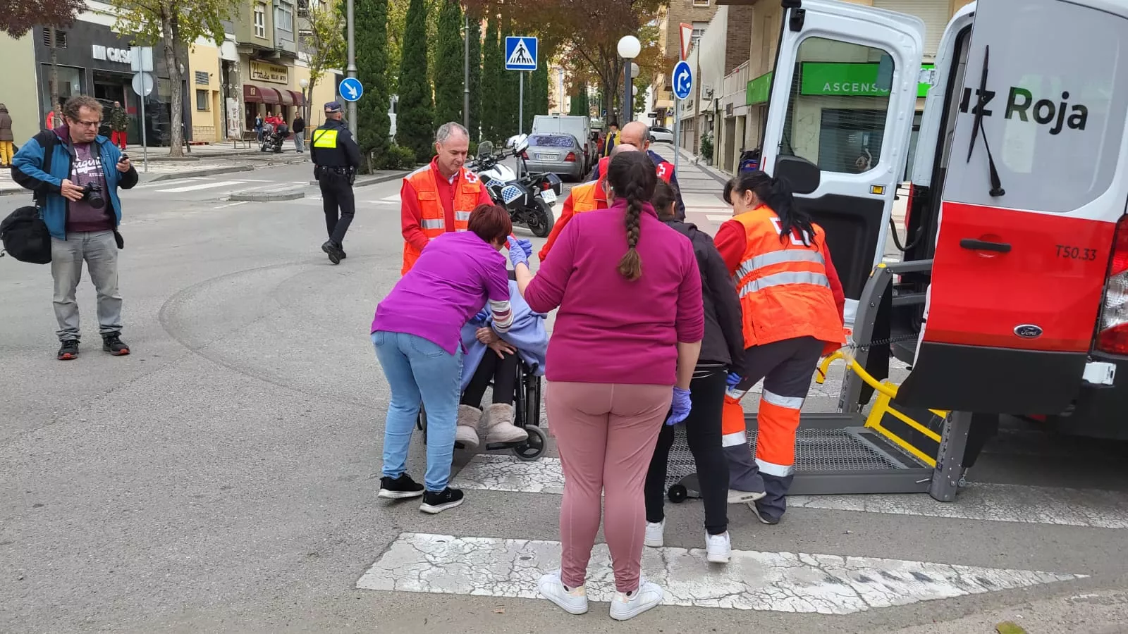 Llegada de los residentes de Villafranca de Ebro a Huesca. Foto Javier García Antón