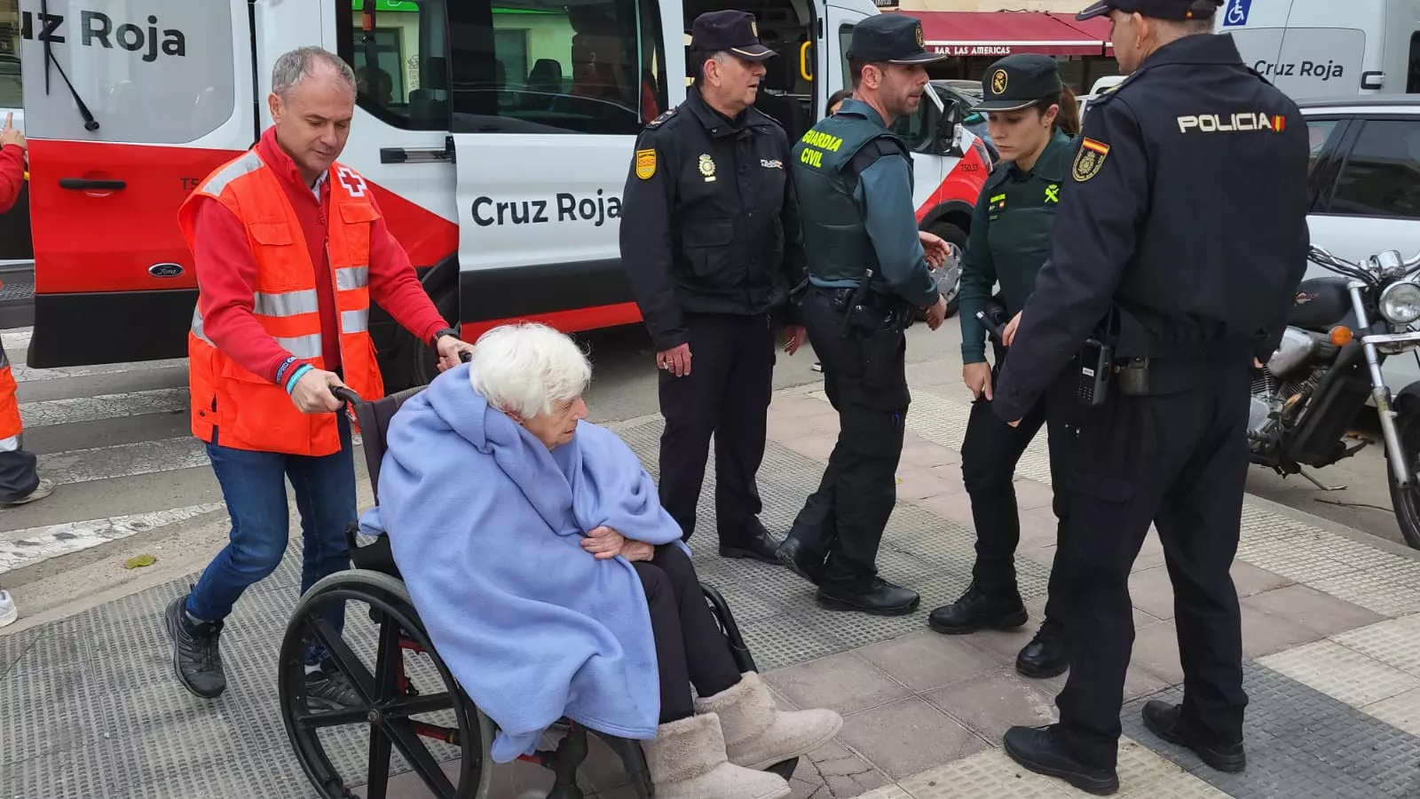 Llegada de los residentes de Villafranca de Ebro a Huesca. Foto Javier García Antón