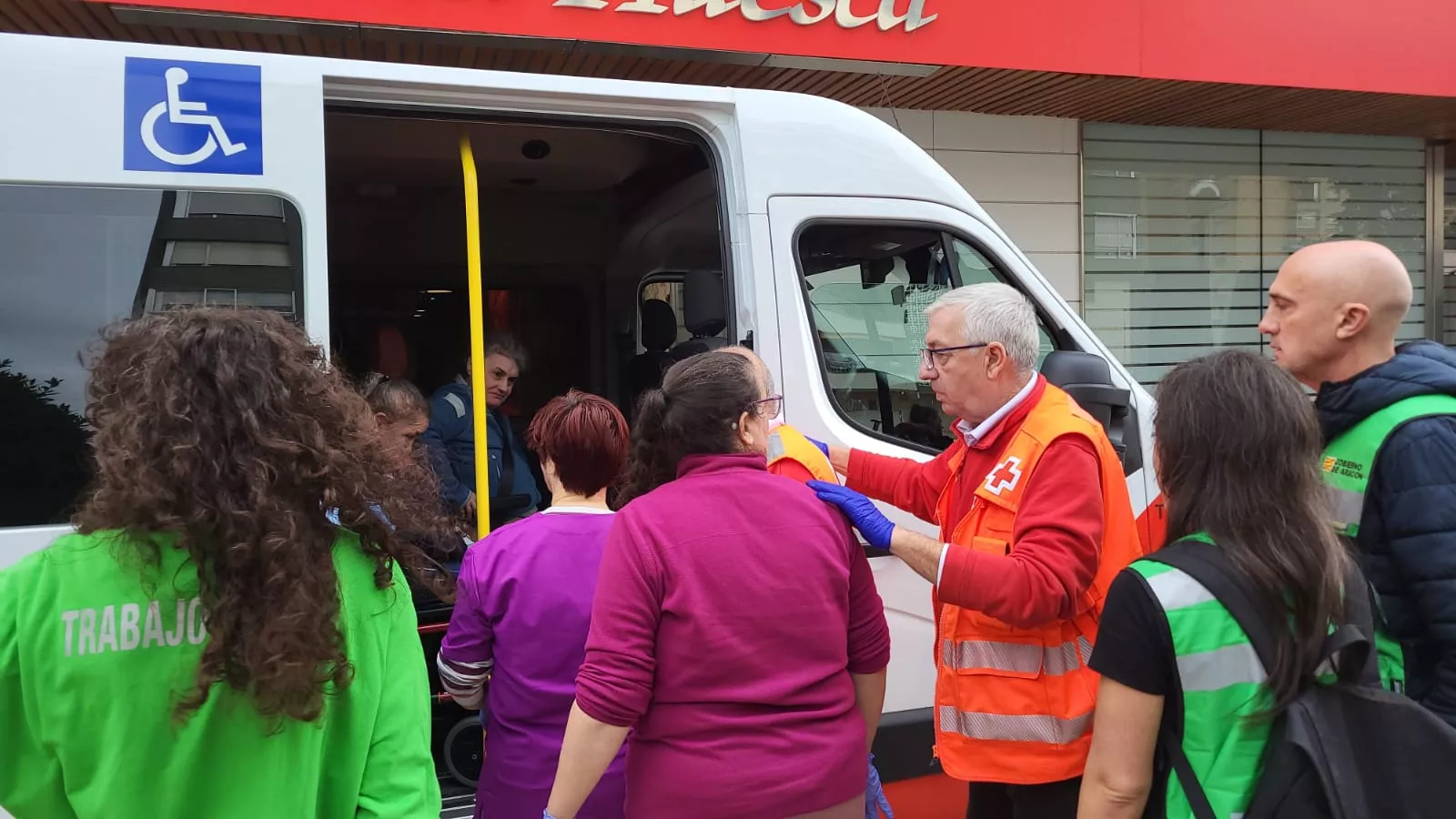 Llegada de los residentes de Villafranca de Ebro a Huesca. Foto Javier García Antón