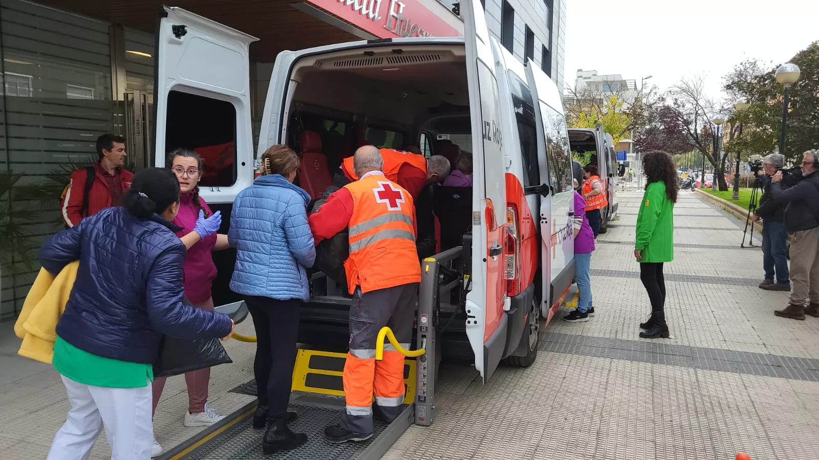 Llegada de los residentes de Villafranca de Ebro a Huesca. Foto Javier García Antón