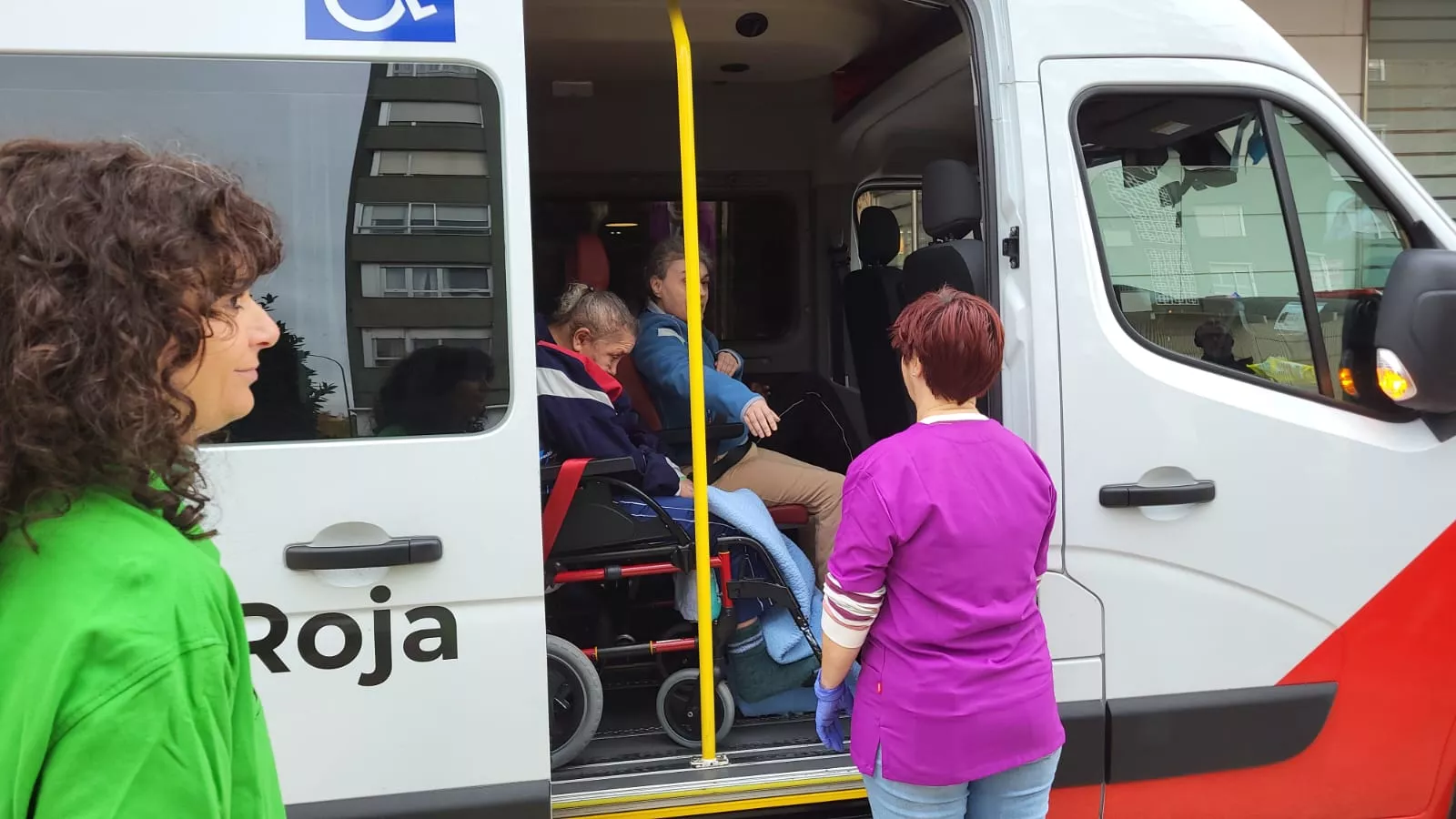 Llegada de los residentes de Villafranca de Ebro a Huesca. Foto Javier García Antón