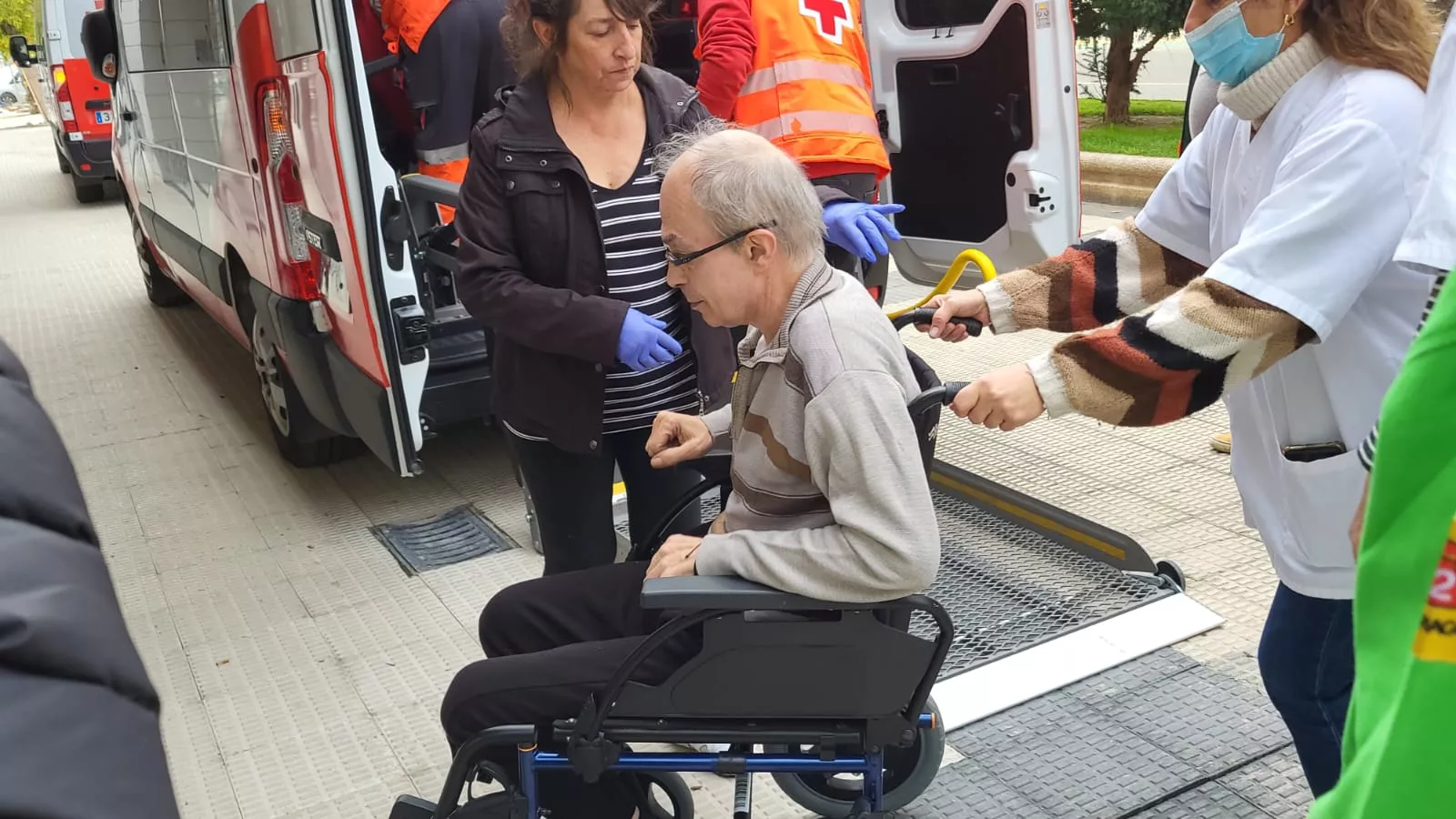 Llegada de los residentes de Villafranca de Ebro a Huesca. Foto Javier García Antón