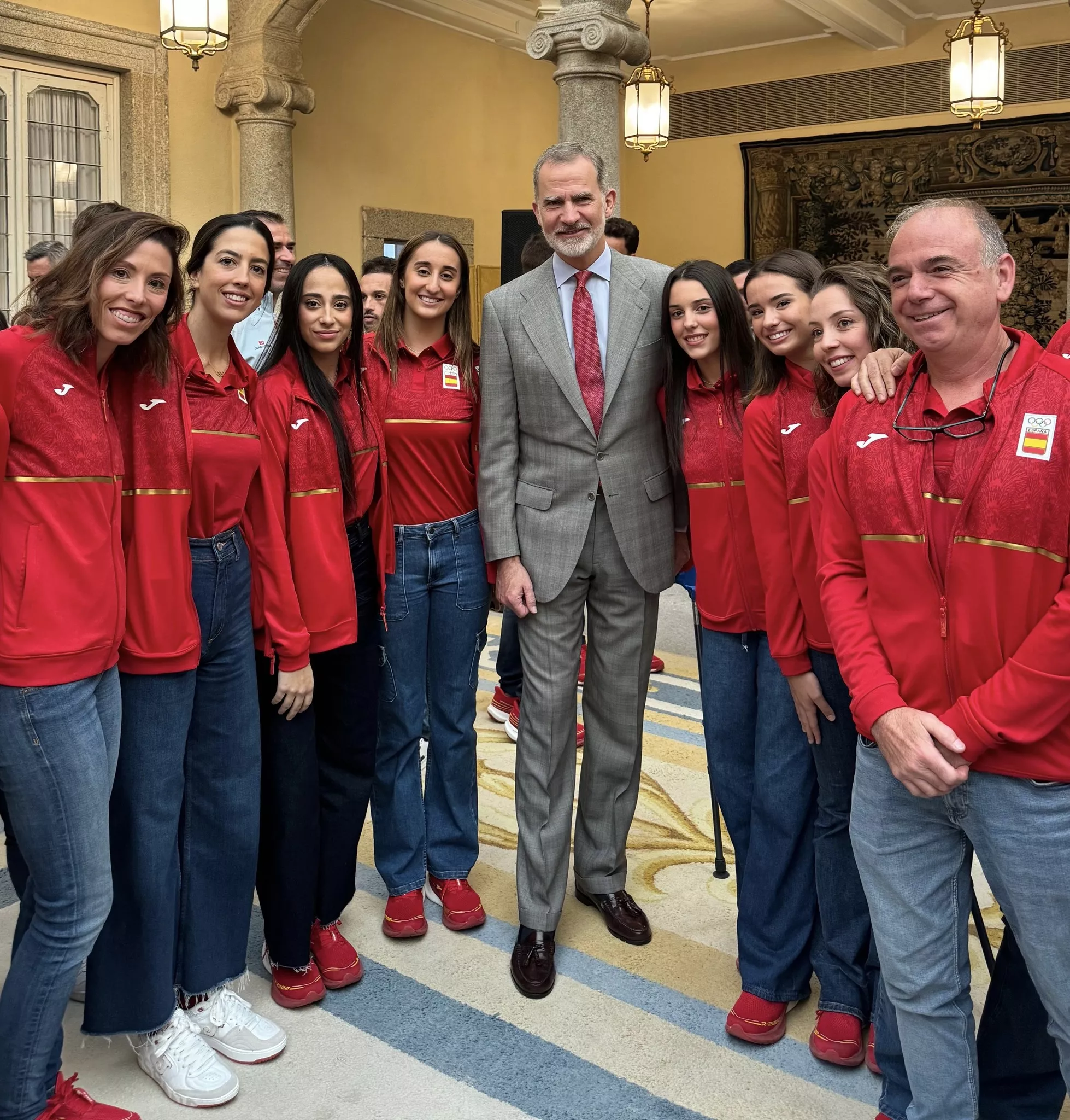 El Rey Felipe VI con las gimnastas olímpicas.