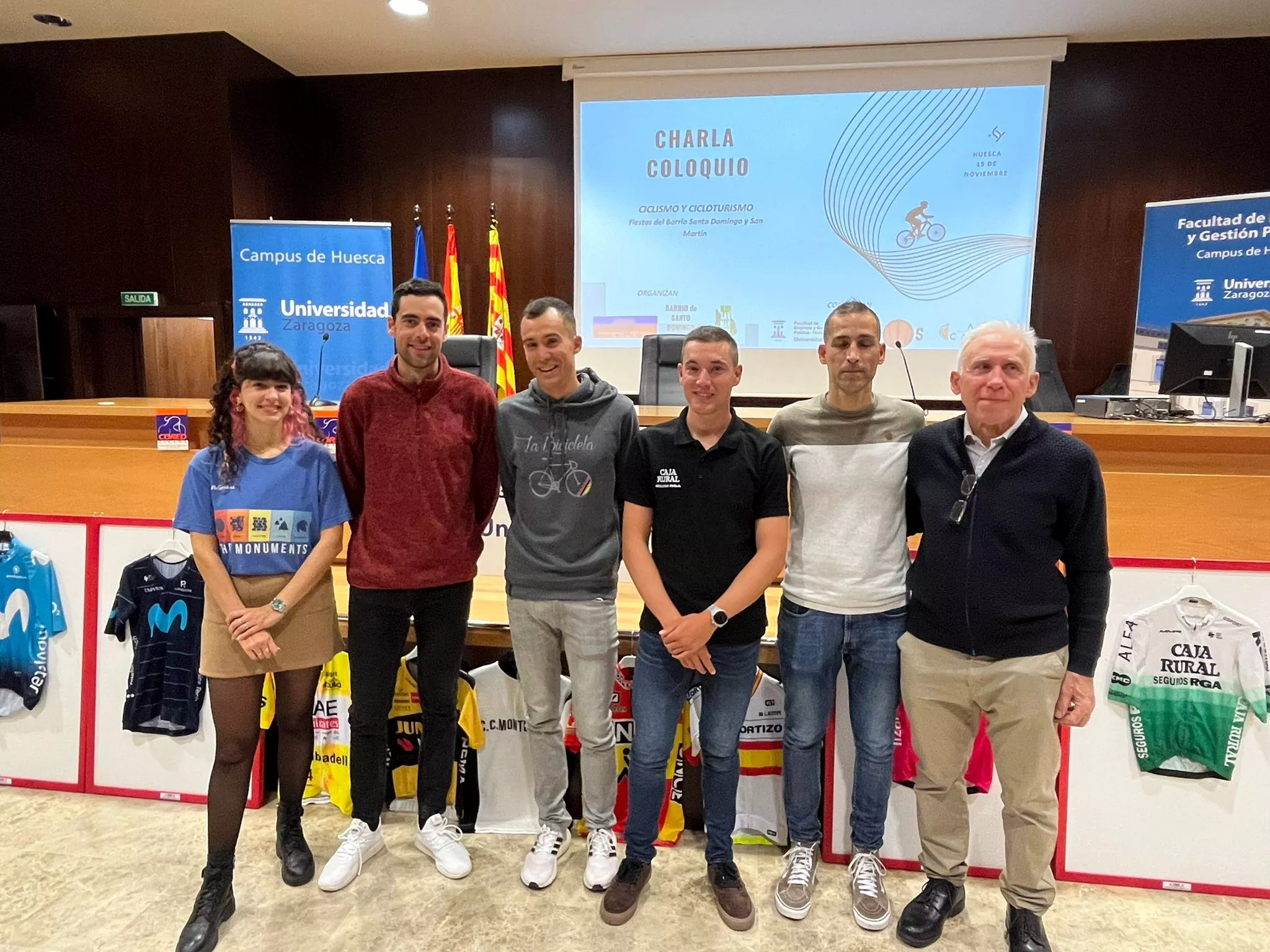 Charla-coloquio de ciclismo de las Fiestas del Barrio de Santo Domingo y San Martin. Foto Adrián Mora