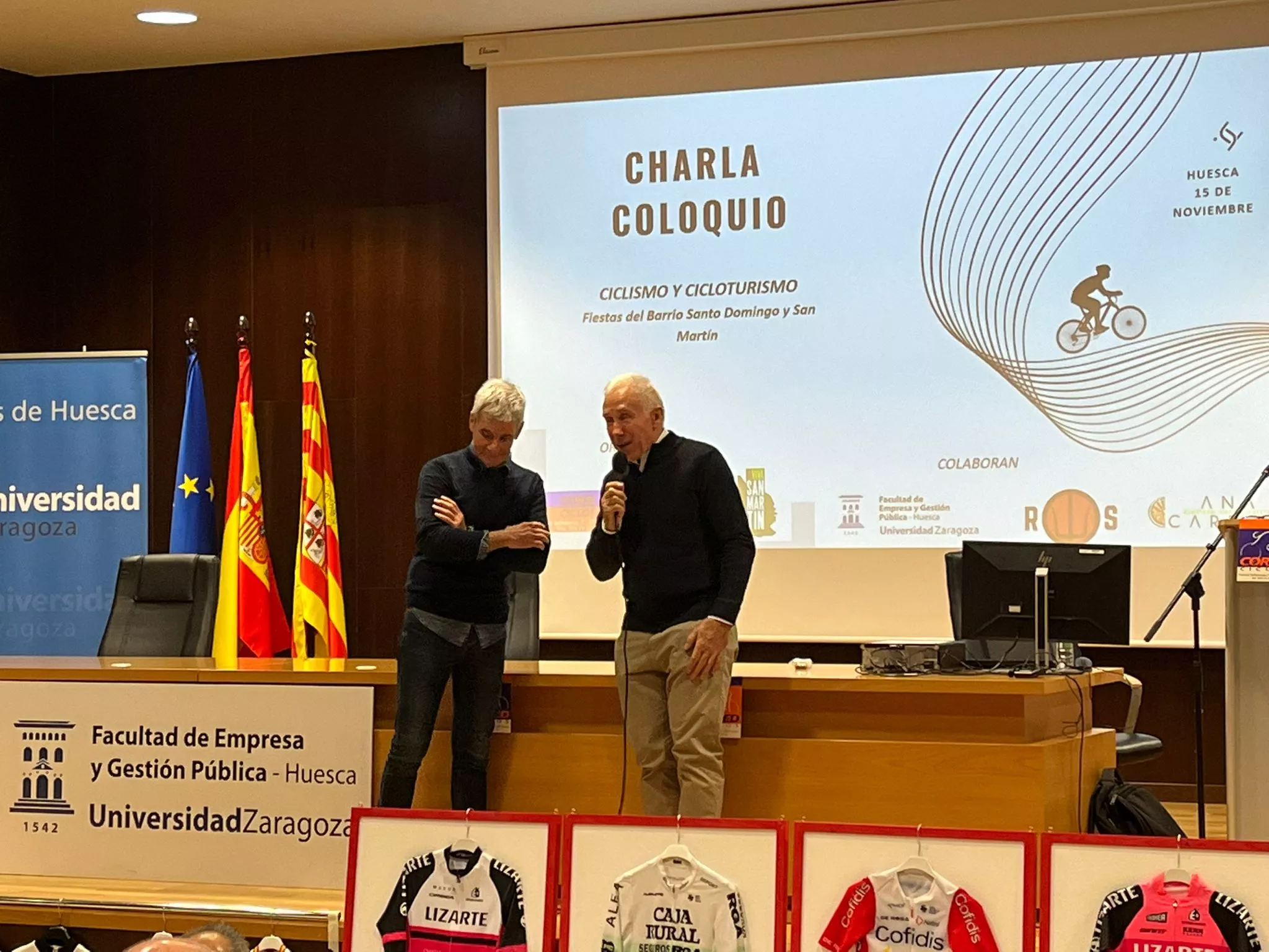 Charla-coloquio de ciclismo de las Fiestas del Barrio de Santo Domingo y San Martin. Foto Adrián Mora