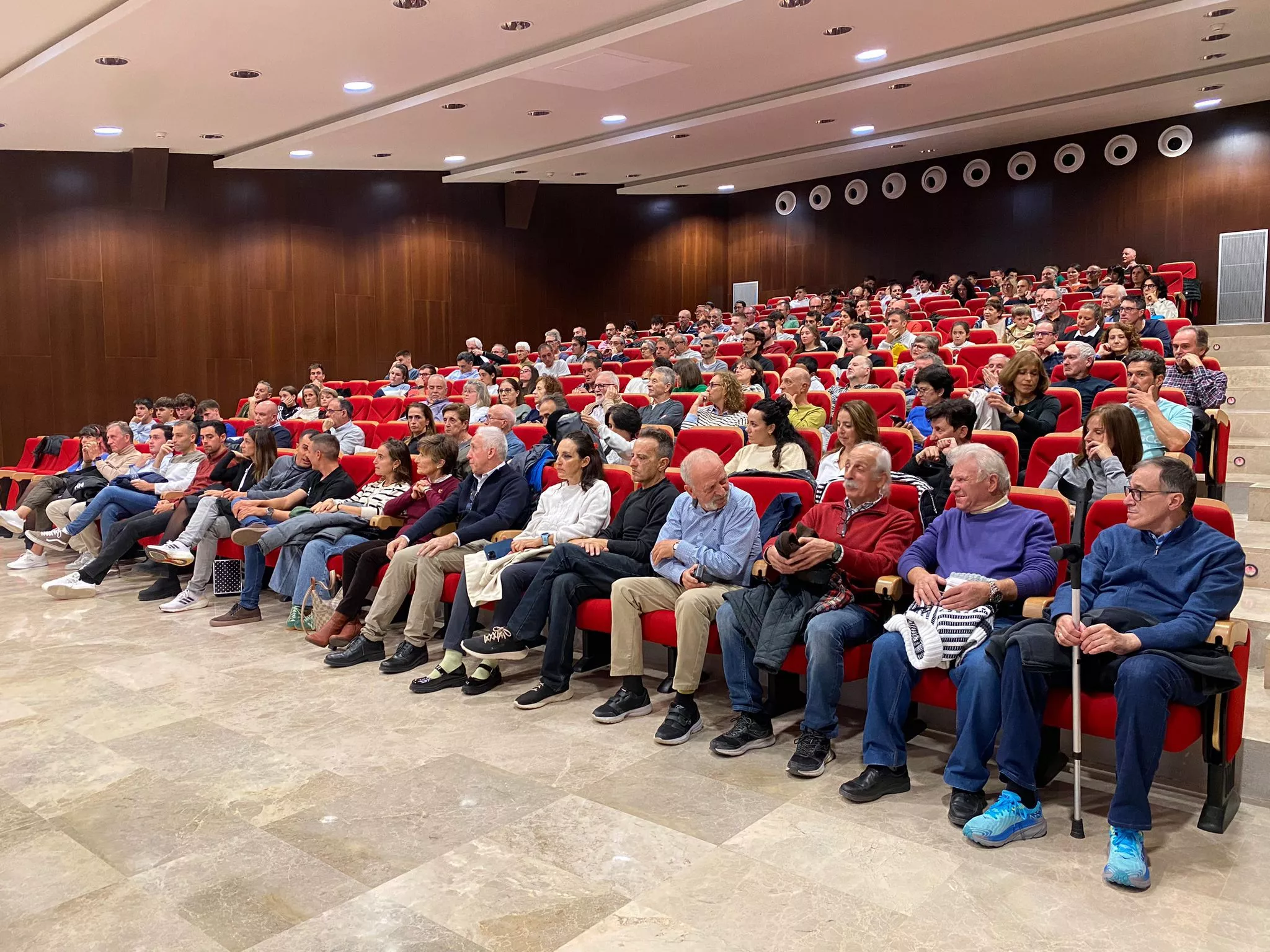 Charla-coloquio de ciclismo de las Fiestas del Barrio de Santo Domingo y San Martin. Foto Adrián Mora