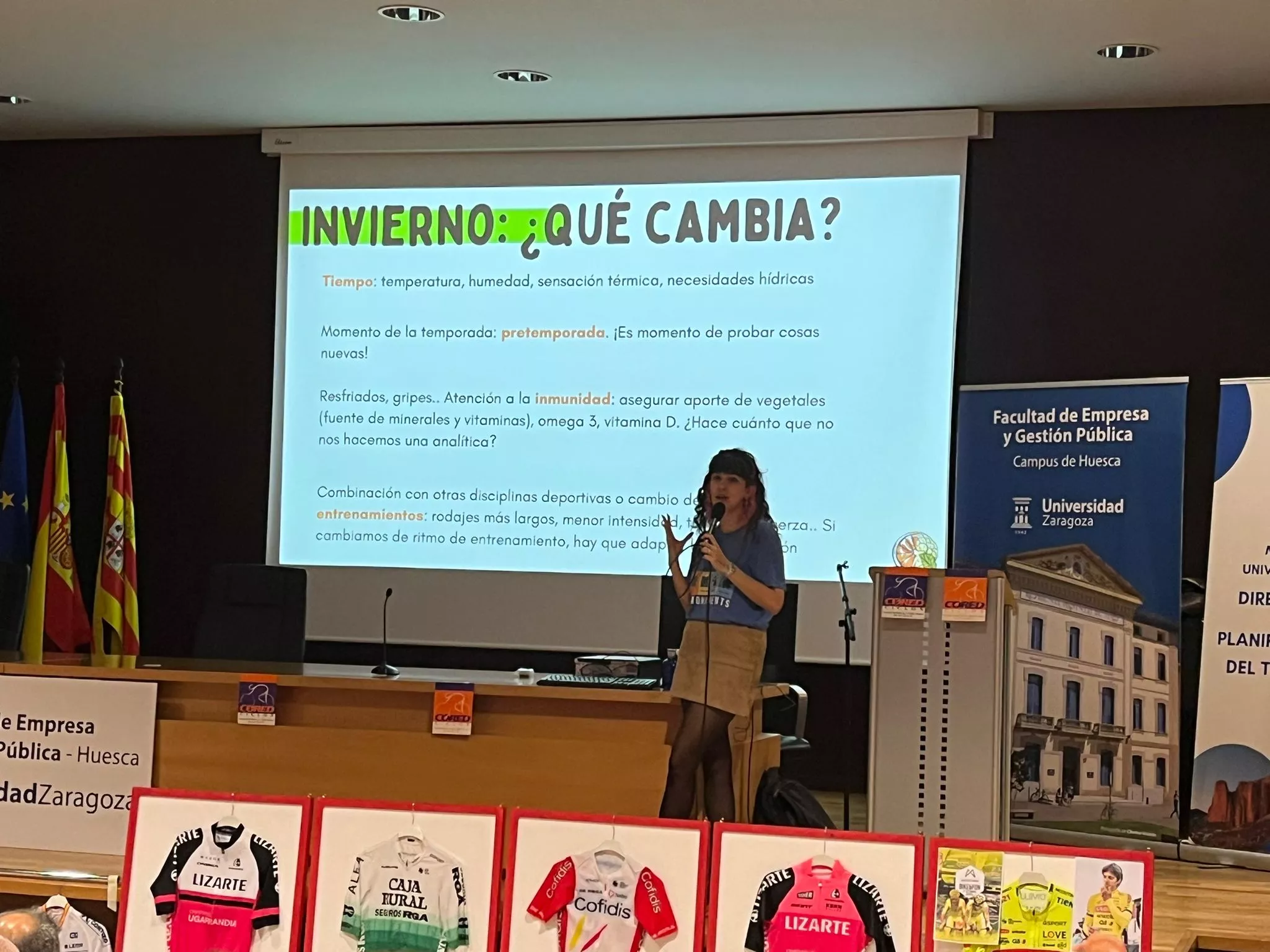 Charla-coloquio de ciclismo de las Fiestas del Barrio de Santo Domingo y San Martin. Foto Adrián Mora