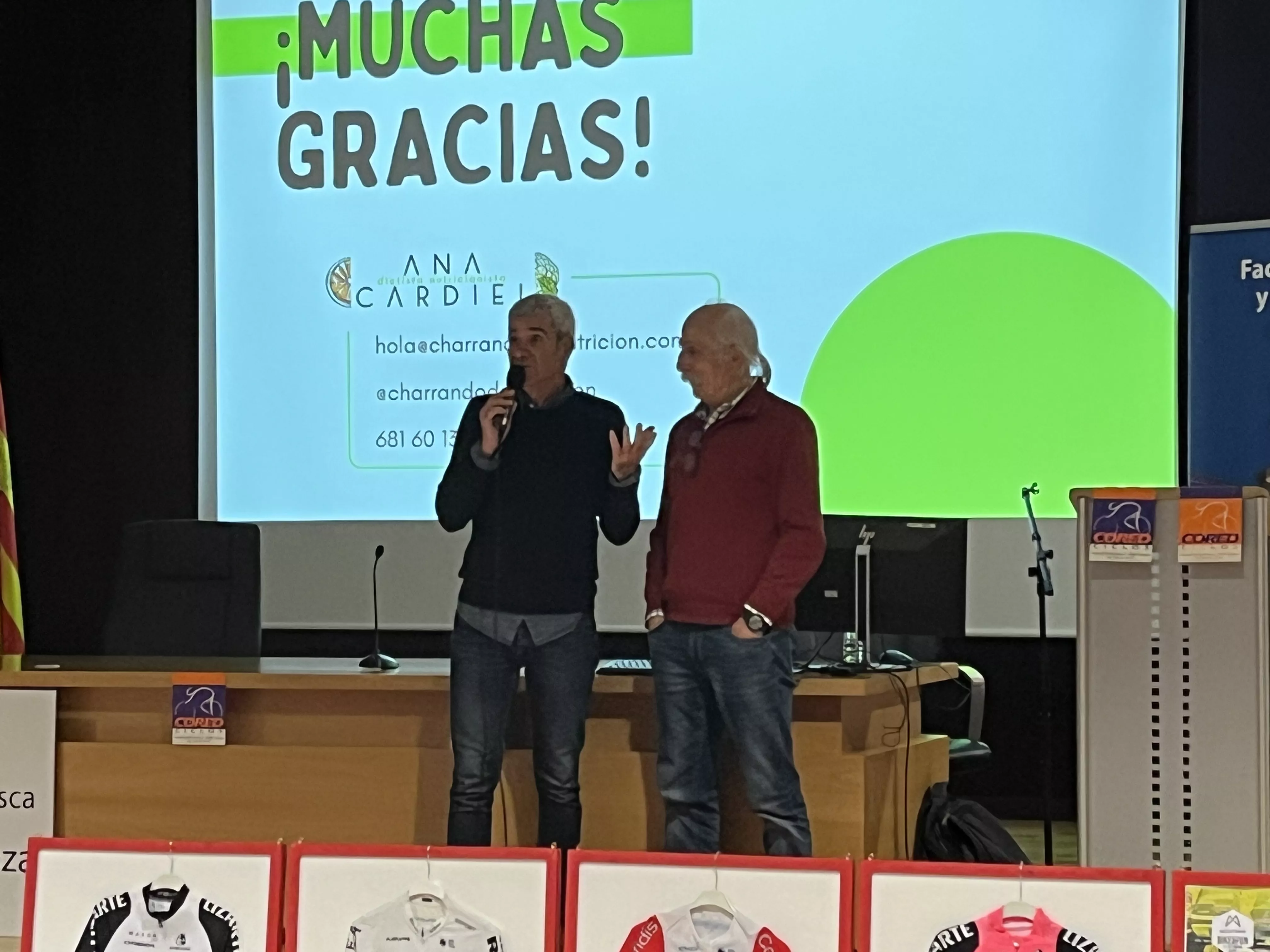 Charla-coloquio de ciclismo de las Fiestas del Barrio de Santo Domingo y San Martin. Foto Adrián Mora