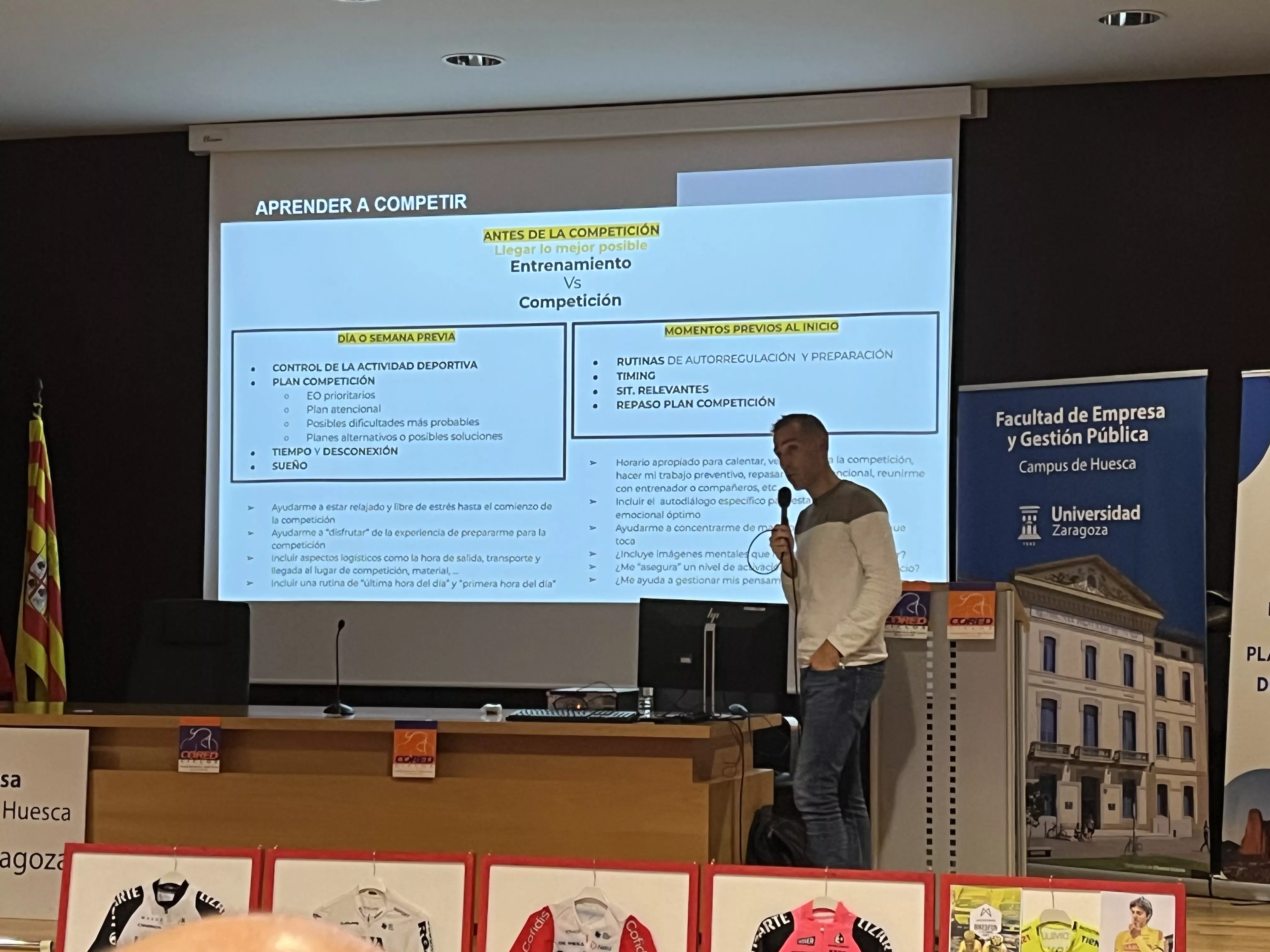 Charla-coloquio de ciclismo de las Fiestas del Barrio de Santo Domingo y San Martin. Foto Adrián Mora