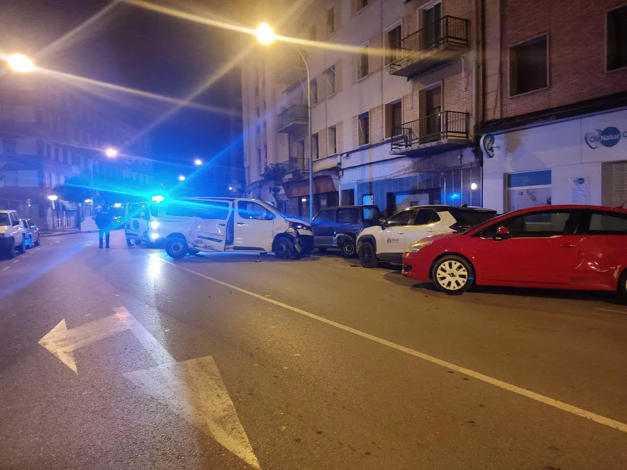 Imagen del accidente de tráfico en la avenida de la Paz de Huesca.