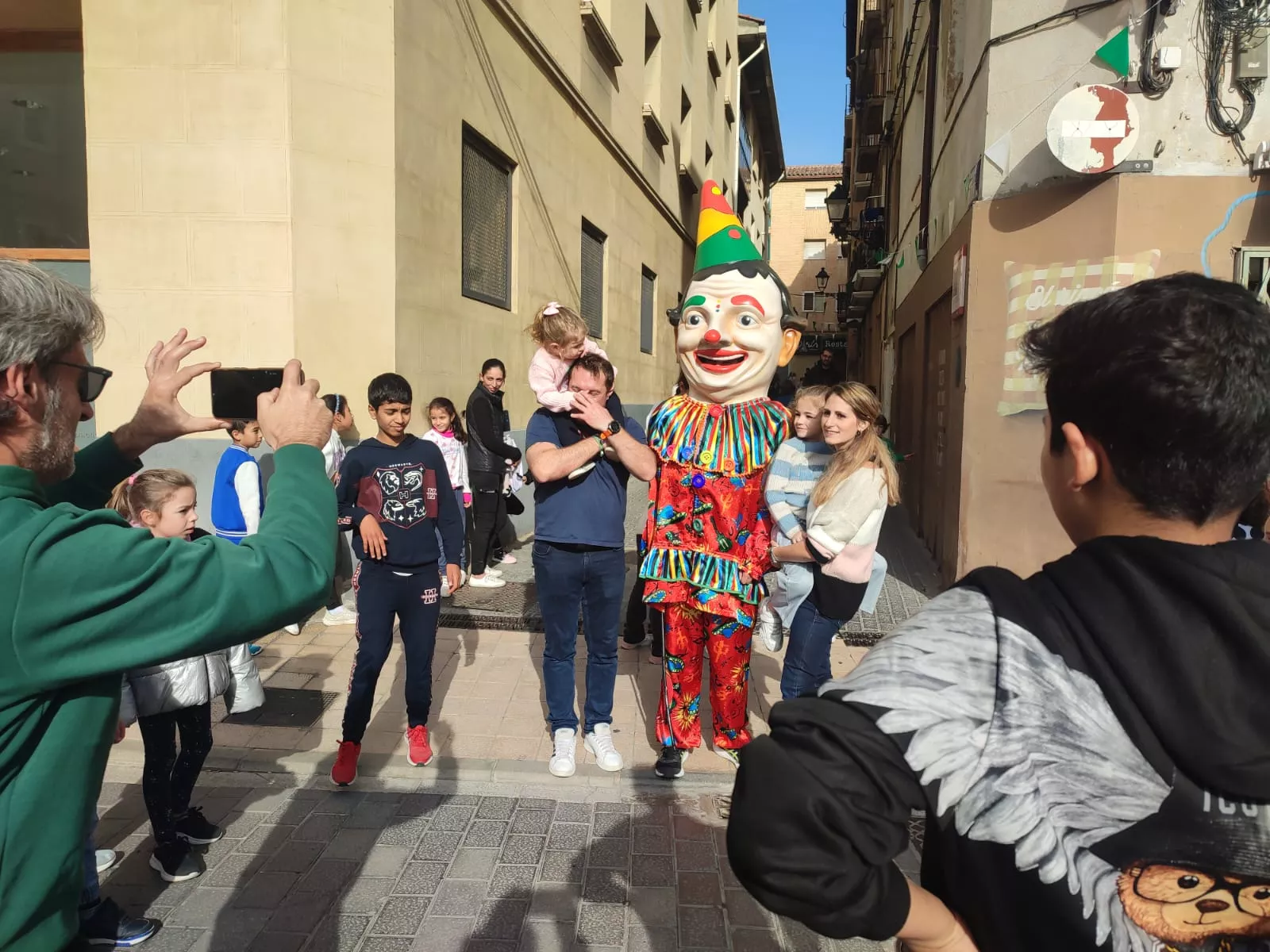 El Payaso y la Abueleta se despiden entre risas de las fiestas de San Martín.