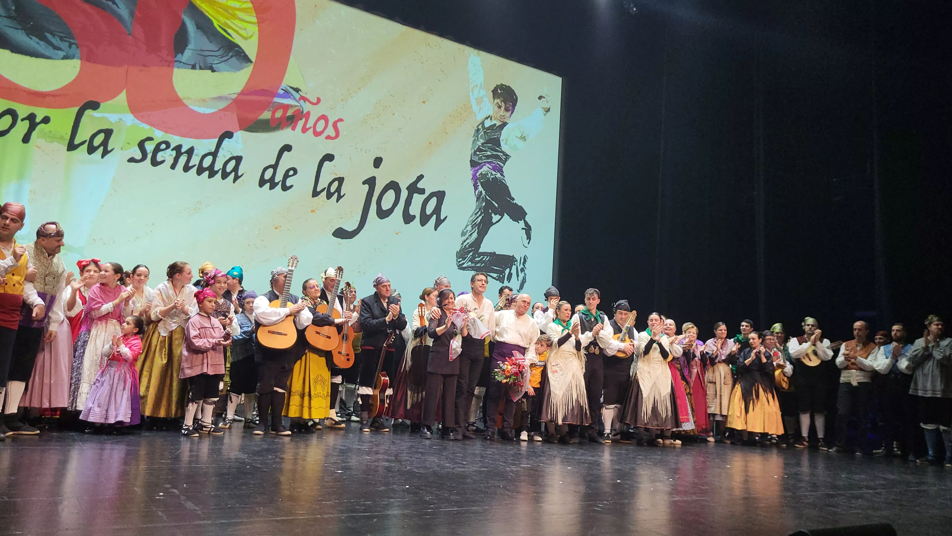 Elenco recibe el aplauso del público al finalizar la gala "30 años por la senda de la jota". Foto Mercedes Manterola Elenco recibe el aplauso del público al finalizar la gala "30 años por la senda de la jota". Foto Mercedes Manterola