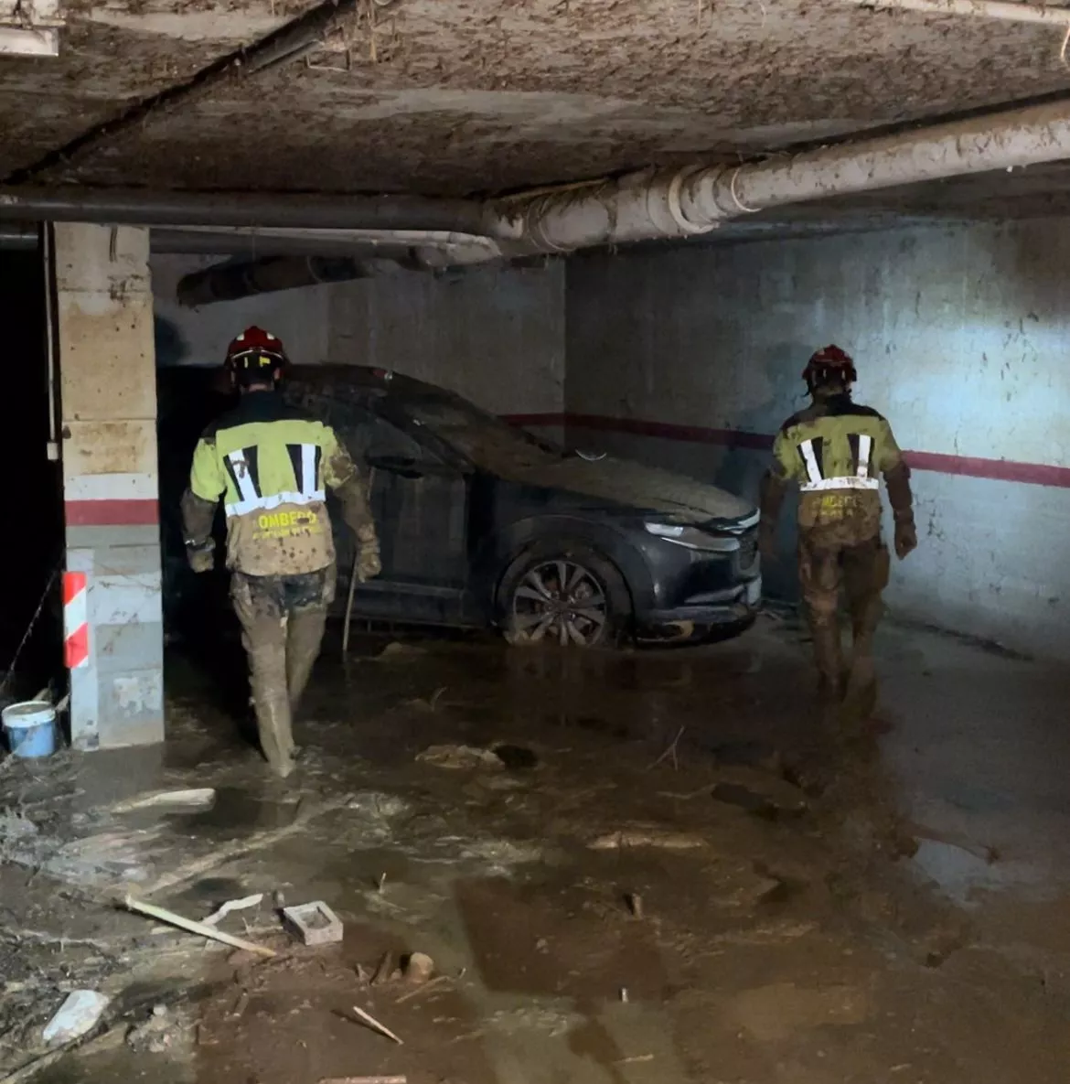 Efectivos de Aragón en un garaje en Catarroja