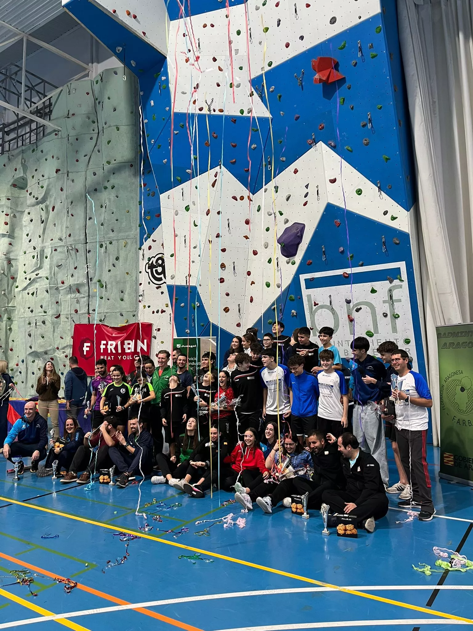 Foto de familia y lluvia de confetis al final del torneo.