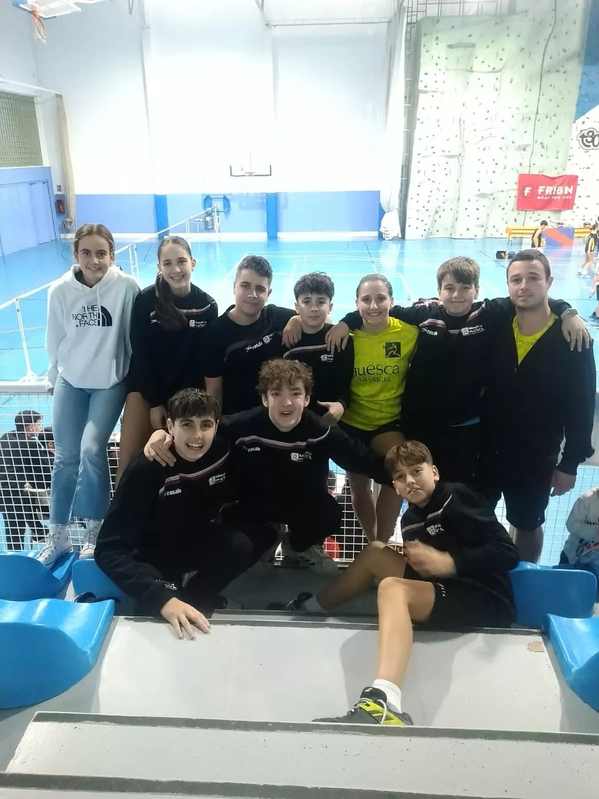 Grupo de jugadores del Badminton Huesca.