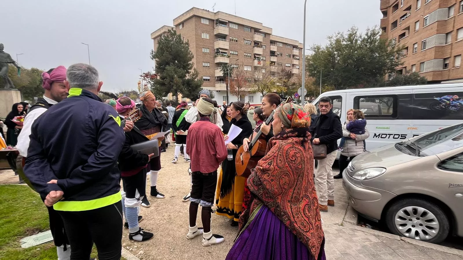 Ofrenda de Flores y Frutos al Santo en las fiestas de San Martín. Foto Mercedes Manterola