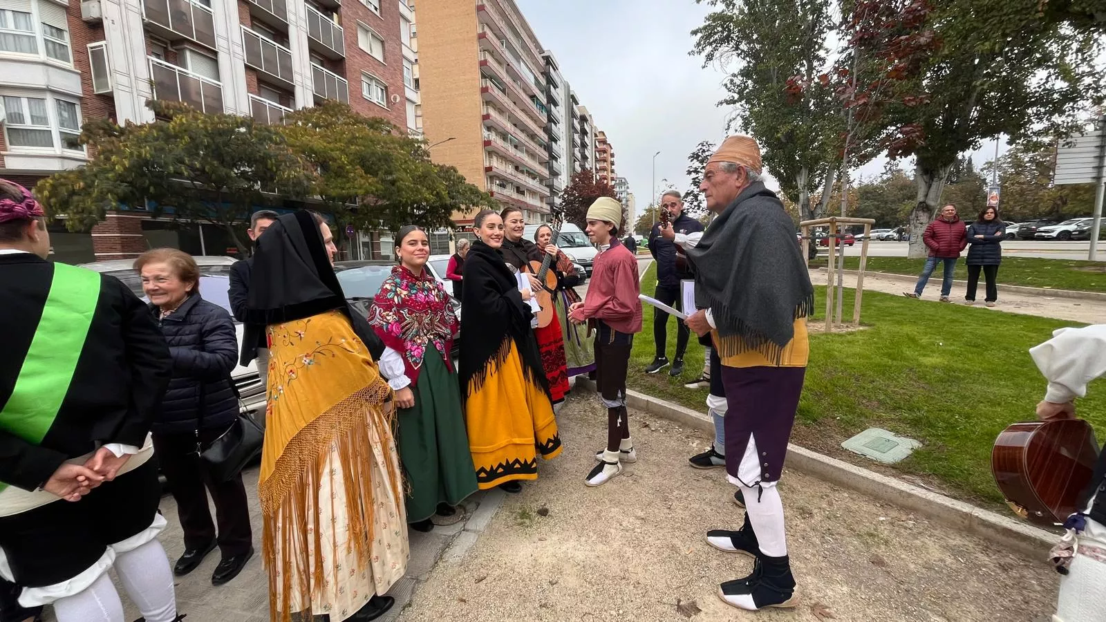 Ofrenda de Flores y Frutos al Santo en las fiestas de San Martín. Foto Mercedes Manterola