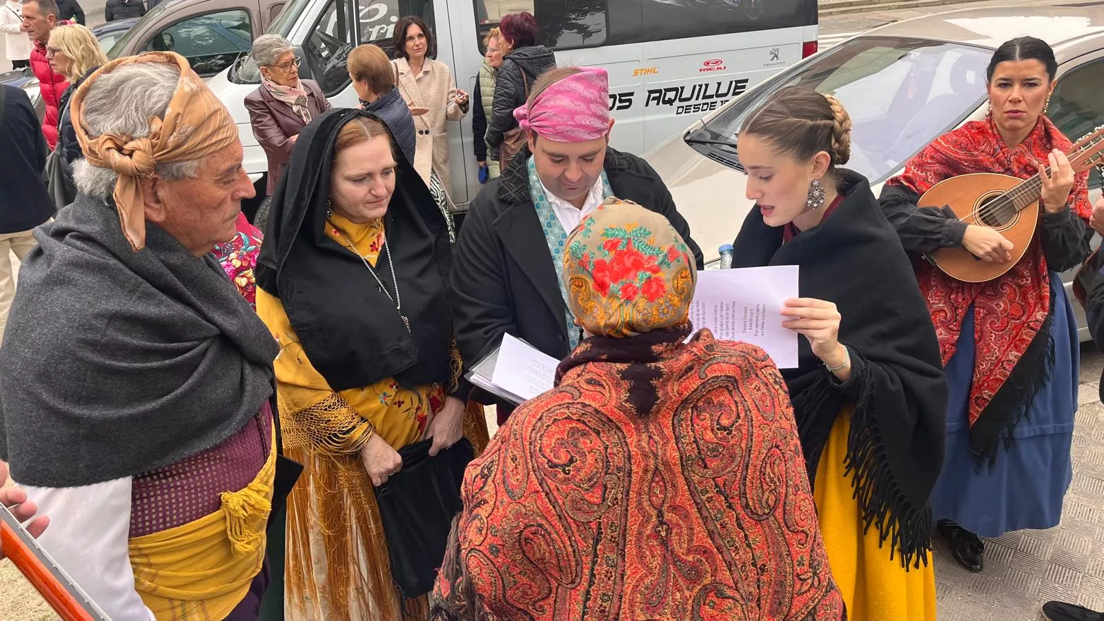 Ofrenda de Flores y Frutos al Santo en las fiestas de San Martín. Foto Mercedes Manterola