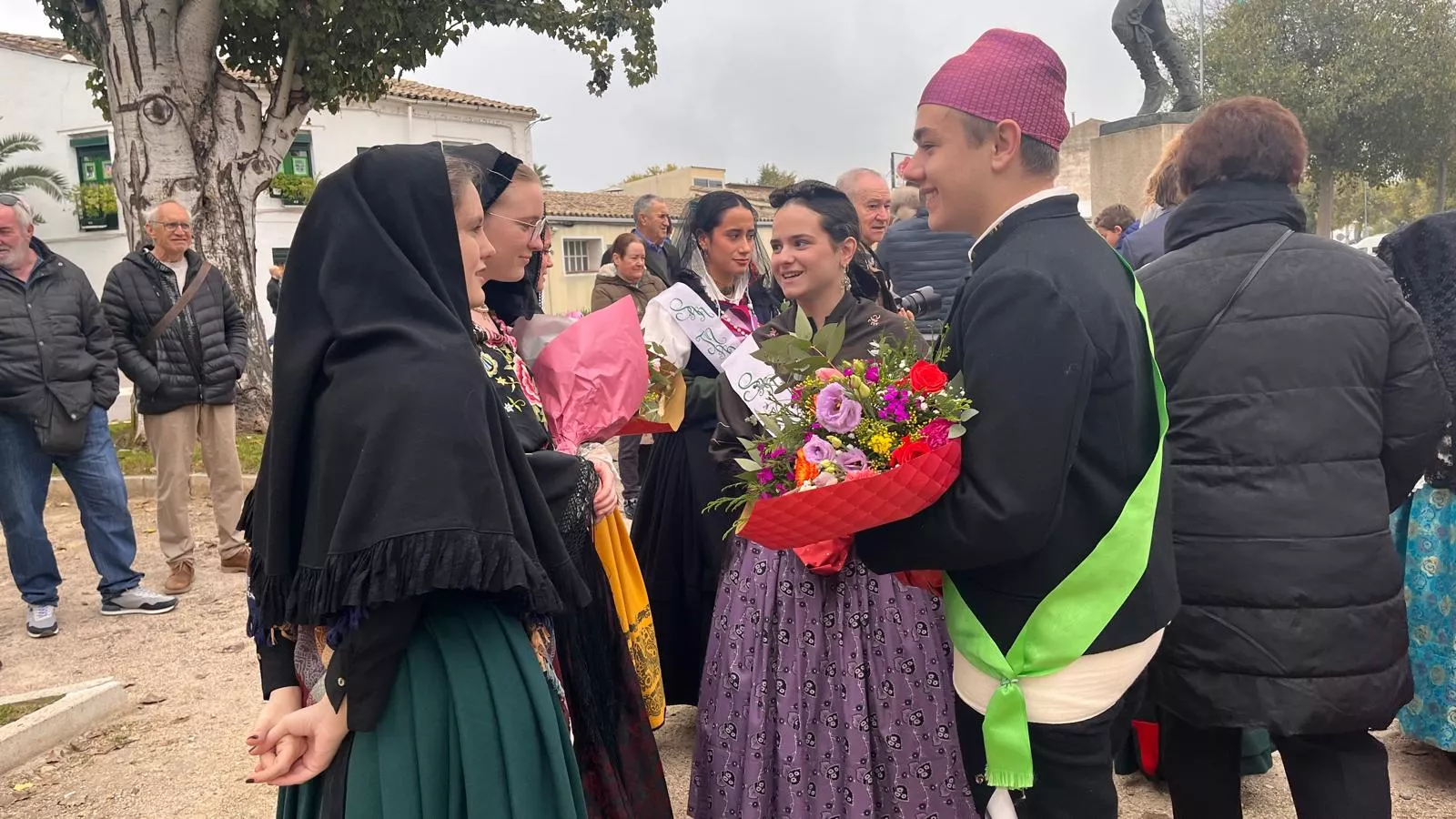 Ofrenda de Flores y Frutos al Santo en las fiestas de San Martín. Foto Mercedes Manterola