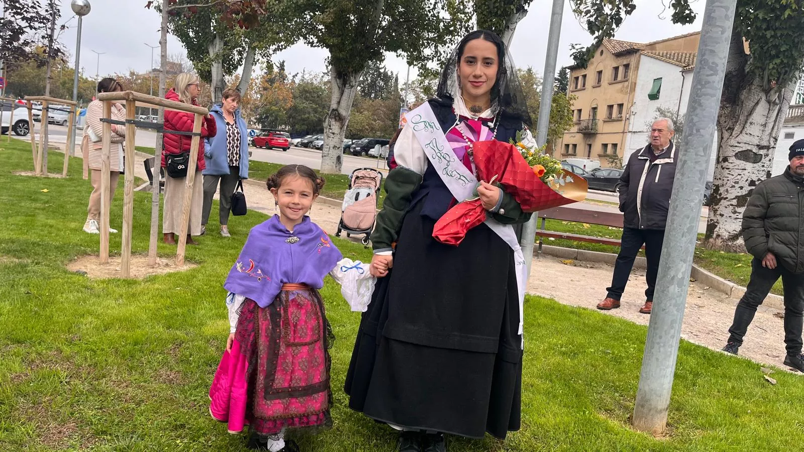 Ofrenda de Flores y Frutos al Santo en las fiestas de San Martín. Foto Mercedes Manterola
