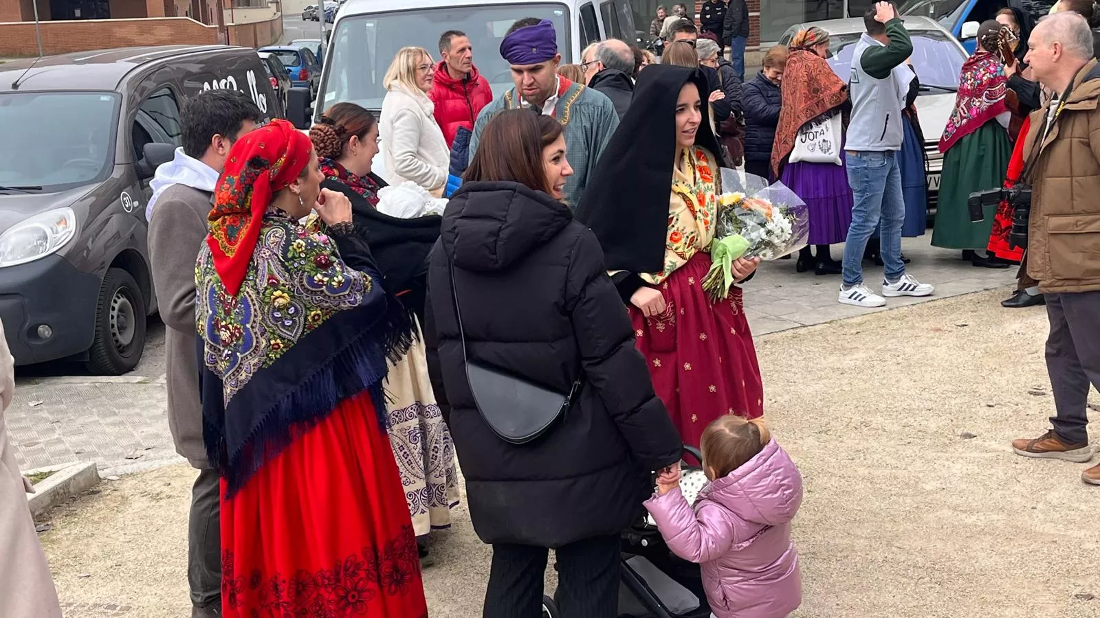 Ofrenda de Flores y Frutos al Santo en las fiestas de San Martín. Foto Mercedes Manterola