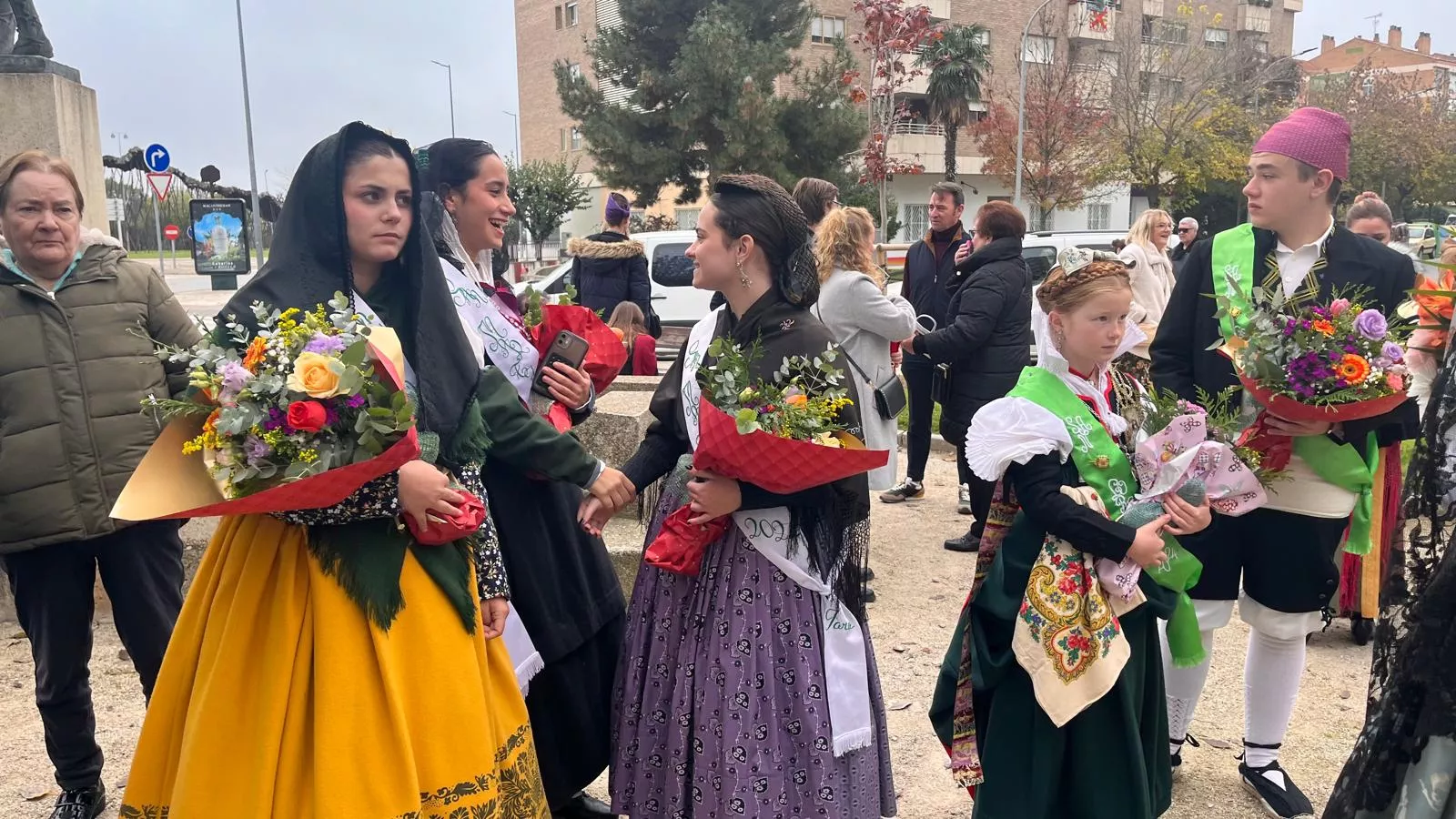 Ofrenda de Flores y Frutos al Santo en las fiestas de San Martín. Foto Mercedes Manterola