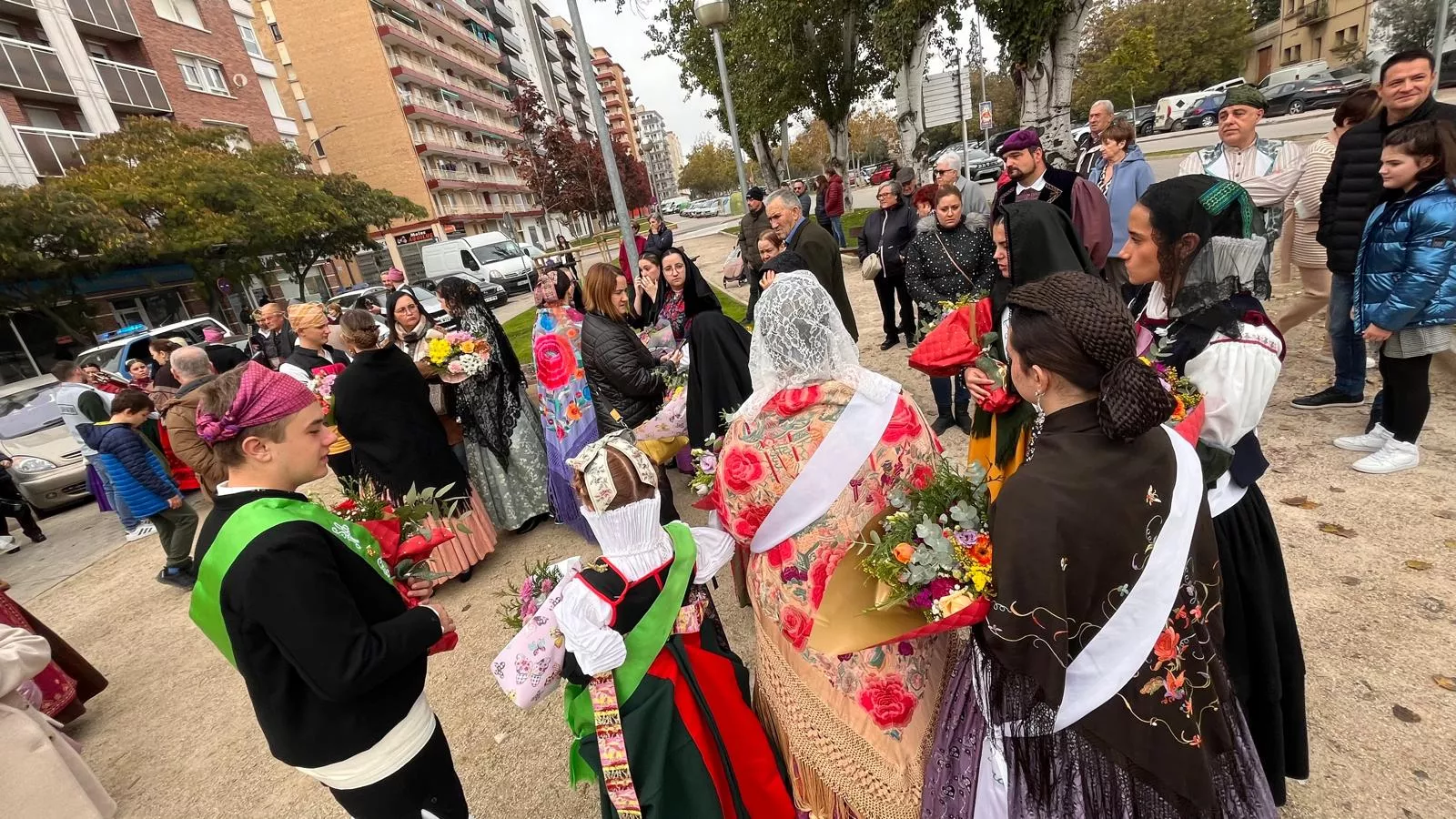 Ofrenda de Flores y Frutos al Santo en las fiestas de San Martín. Foto Mercedes Manterola