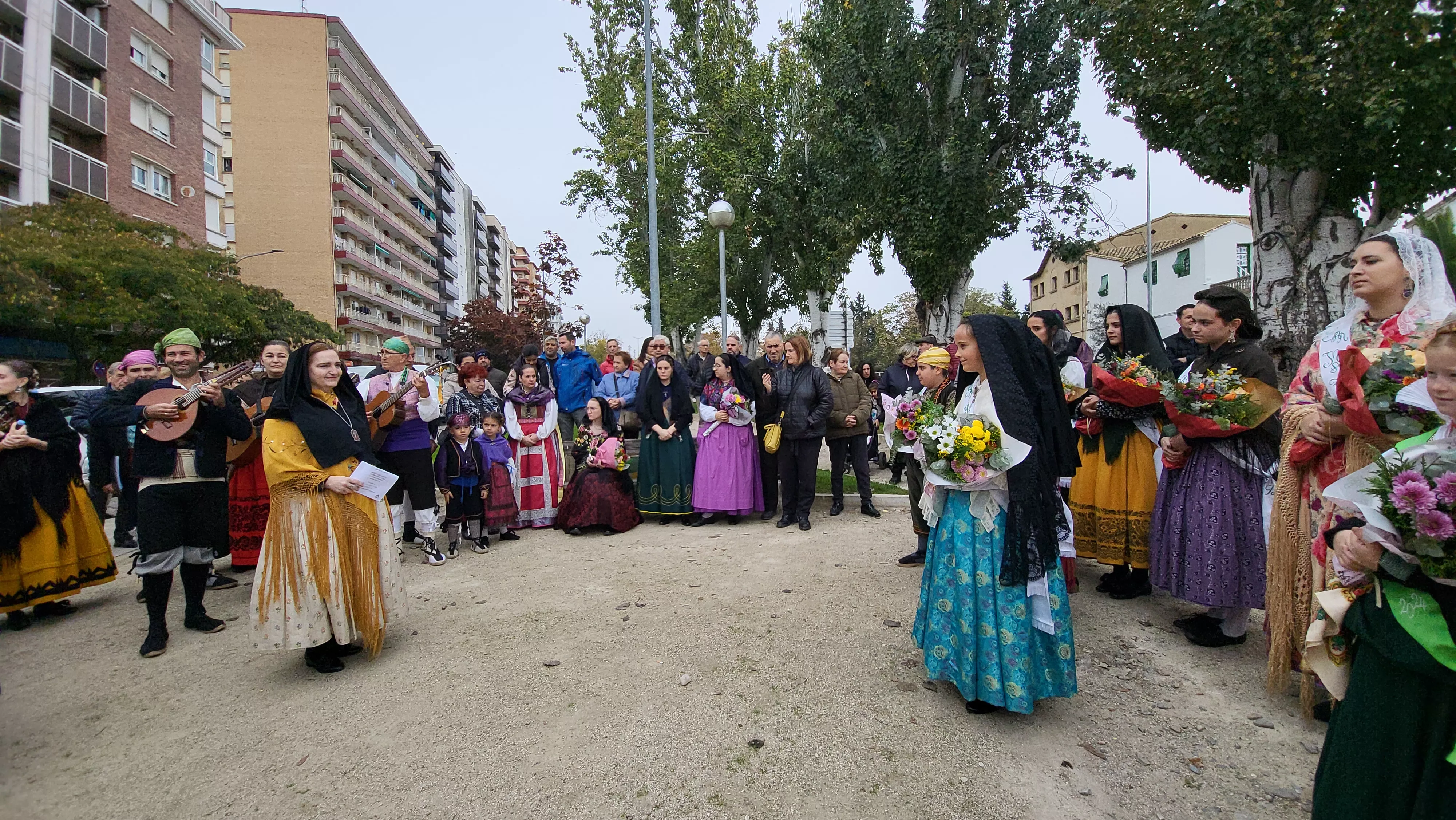 Ofrenda de Flores y Frutos al Santo en las fiestas de San Martín. Foto Mercedes Manterola