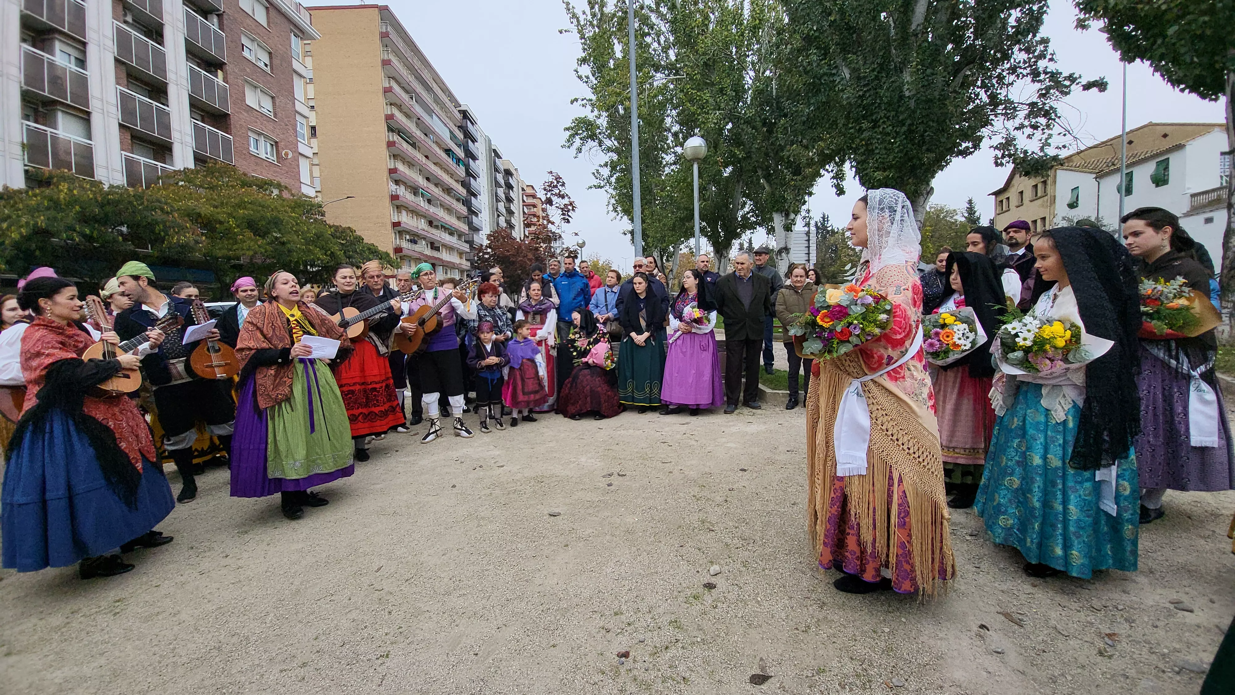 Ofrenda de Flores y Frutos al Santo en las fiestas de San Martín. Foto Mercedes Manterola