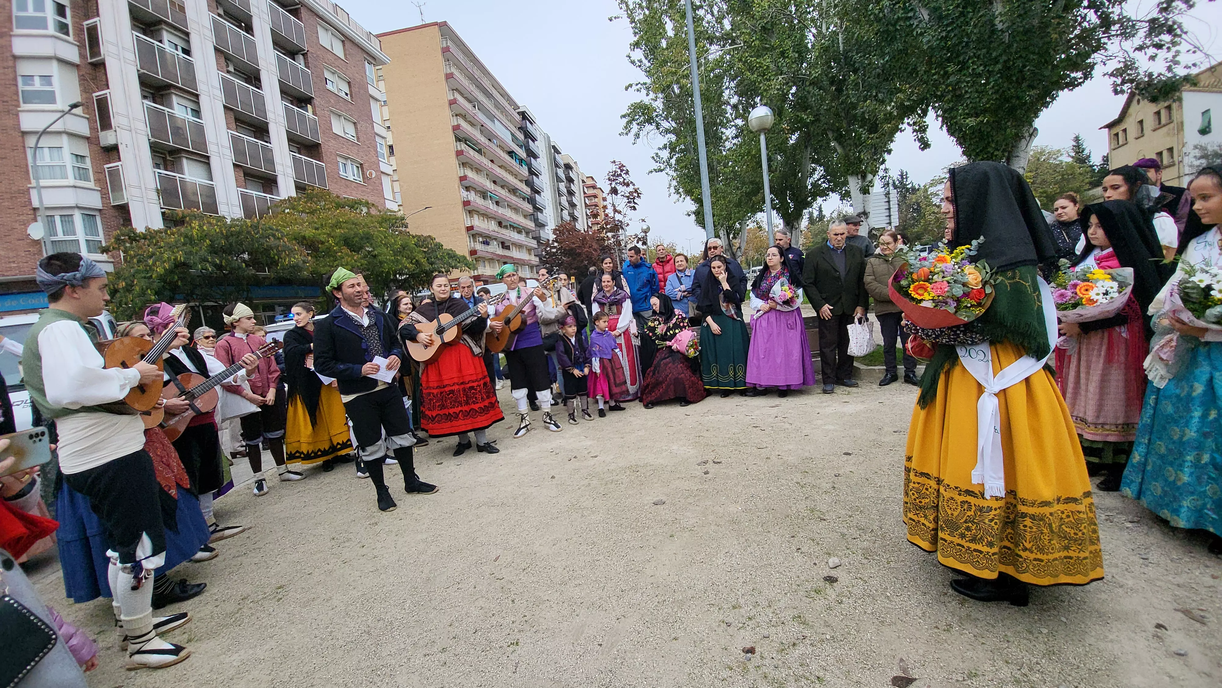 Ofrenda de Flores y Frutos al Santo en las fiestas de San Martín. Foto Mercedes Manterola