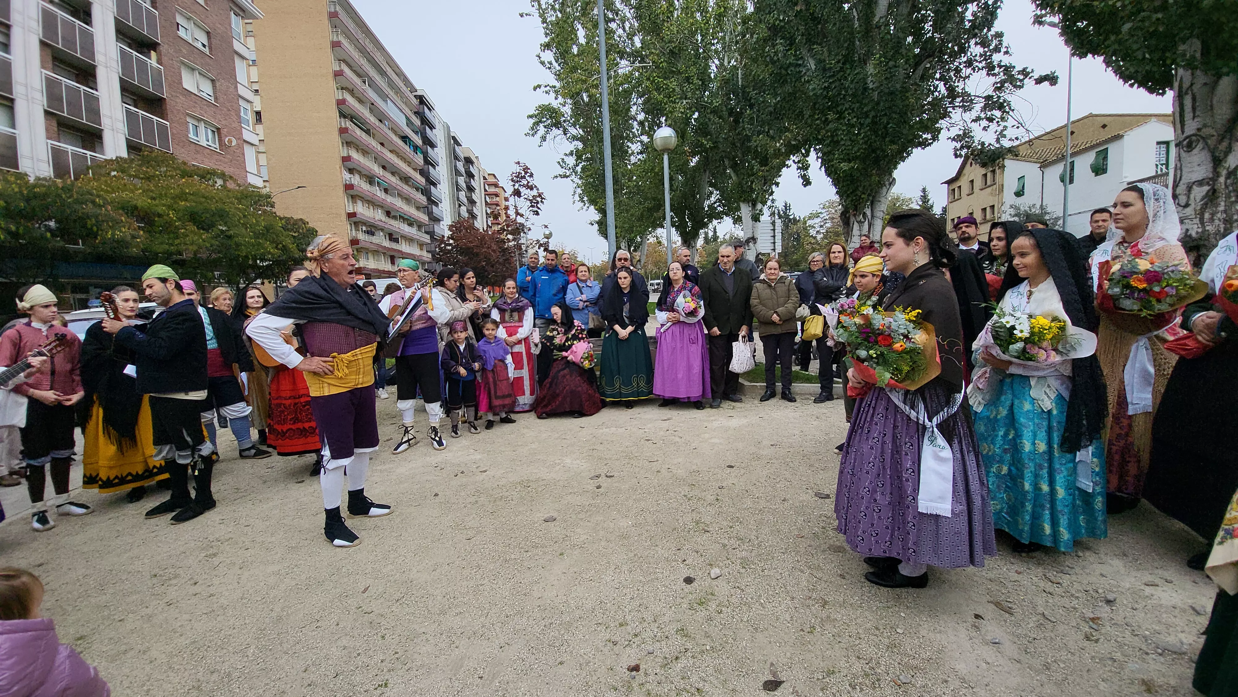 Ofrenda de Flores y Frutos al Santo en las fiestas de San Martín. Foto Mercedes Manterola