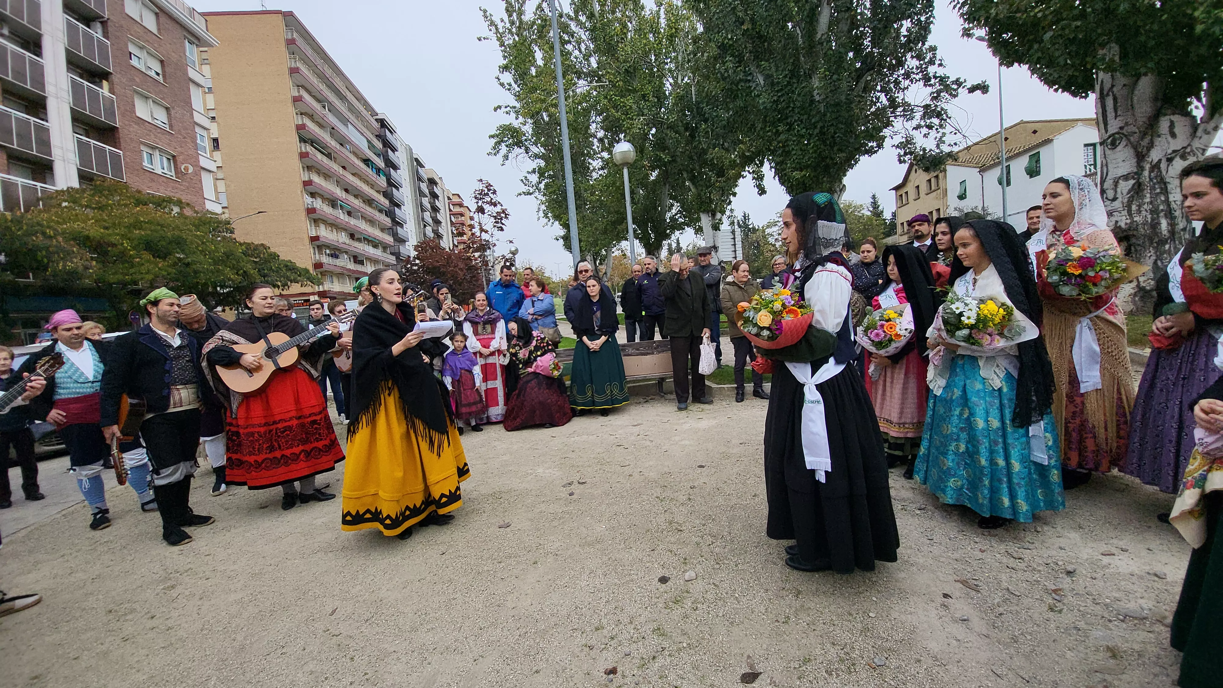 Ofrenda de Flores y Frutos al Santo en las fiestas de San Martín. Foto Mercedes Manterola