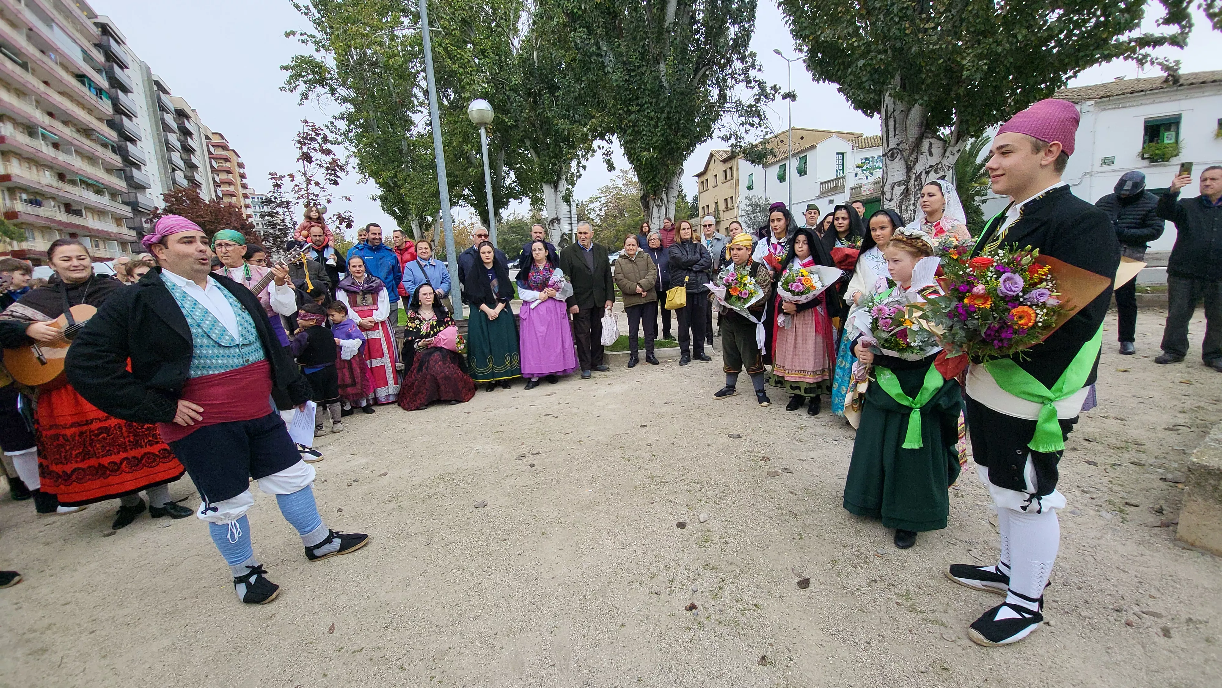 Ofrenda de Flores y Frutos al Santo en las fiestas de San Martín. Foto Mercedes Manterola