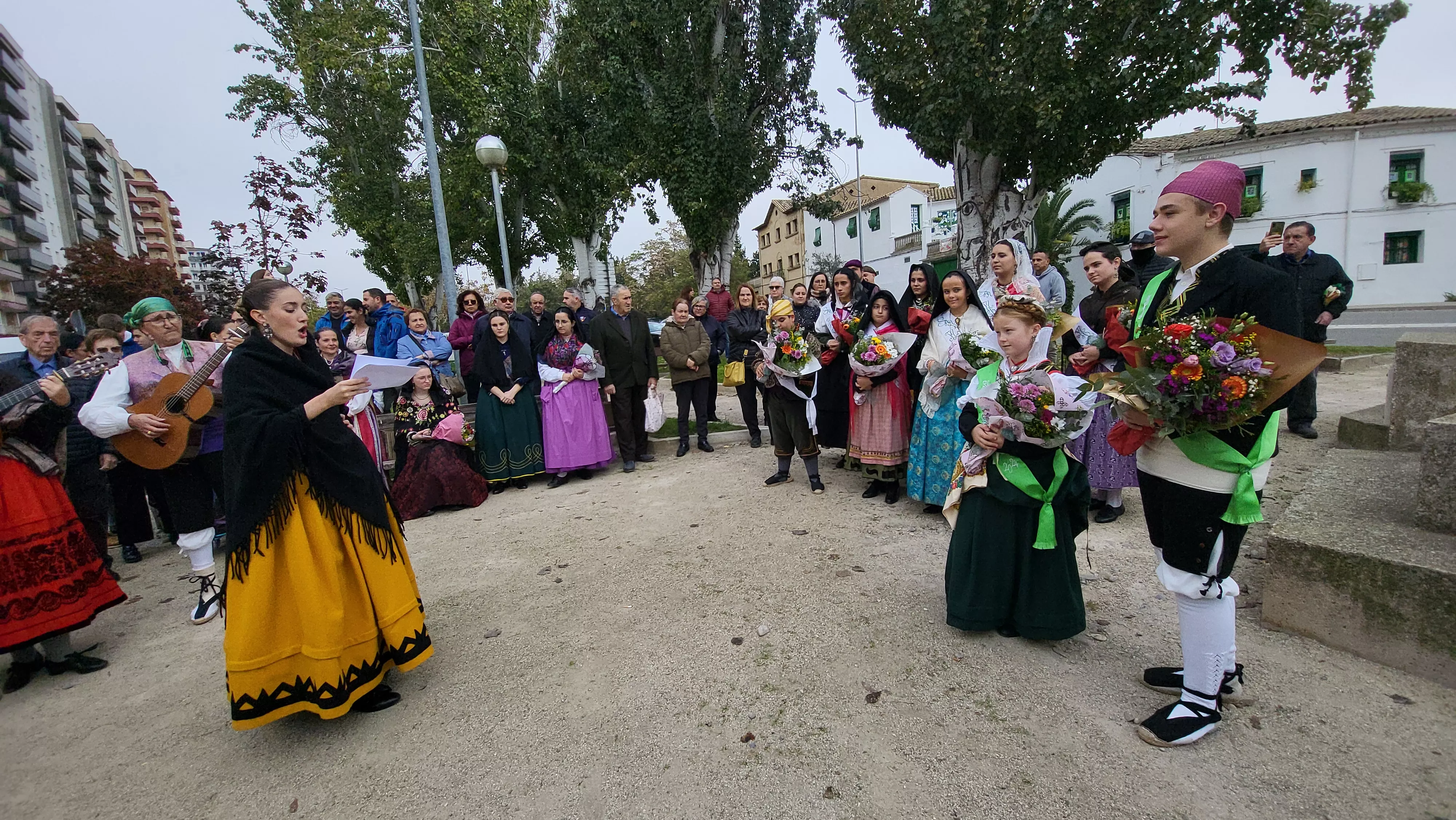 Ofrenda de Flores y Frutos al Santo en las fiestas de San Martín. Foto Mercedes Manterola