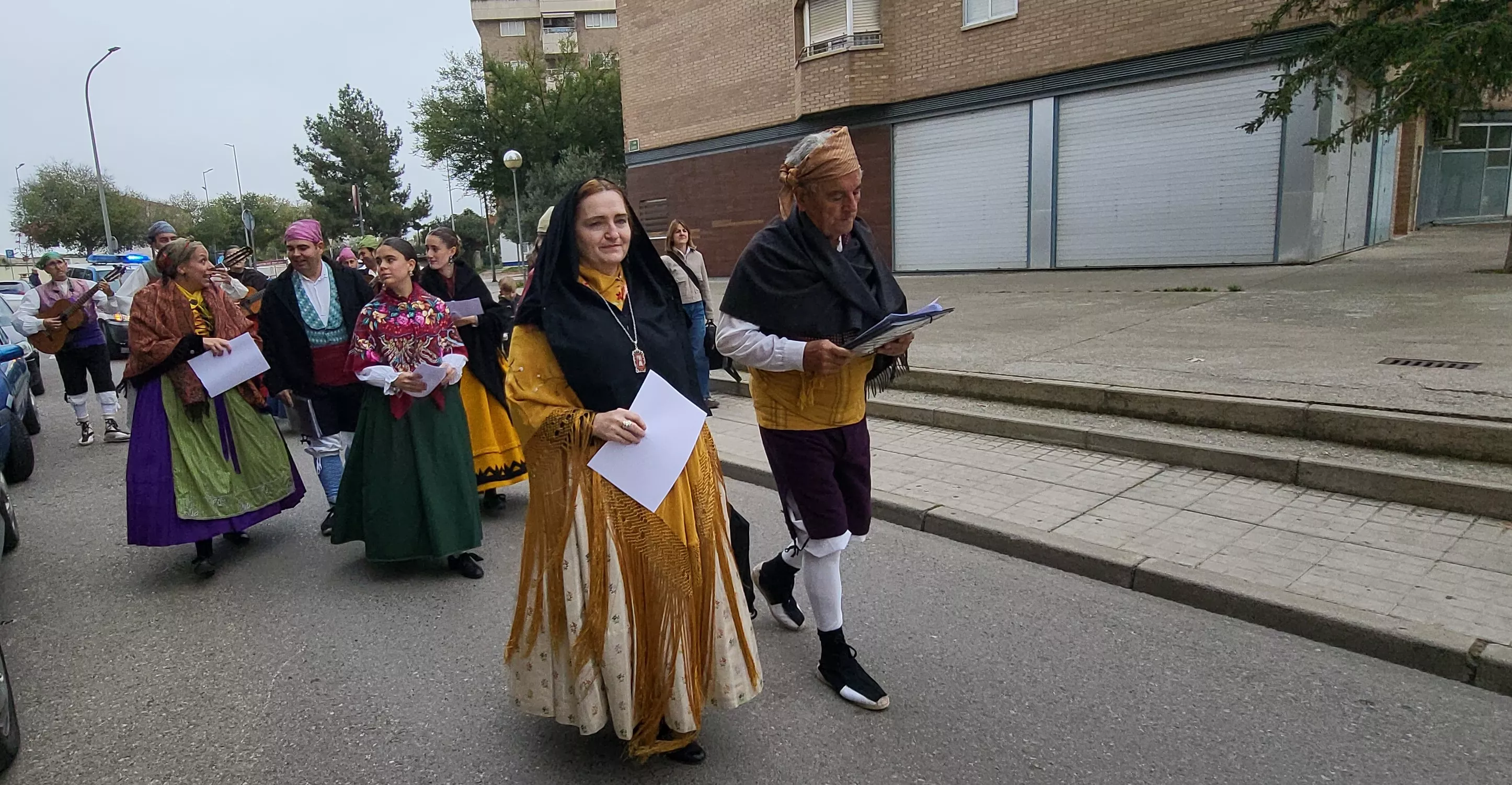 Ofrenda de Flores y Frutos al Santo en las fiestas de San Martín. Foto Mercedes Manterola