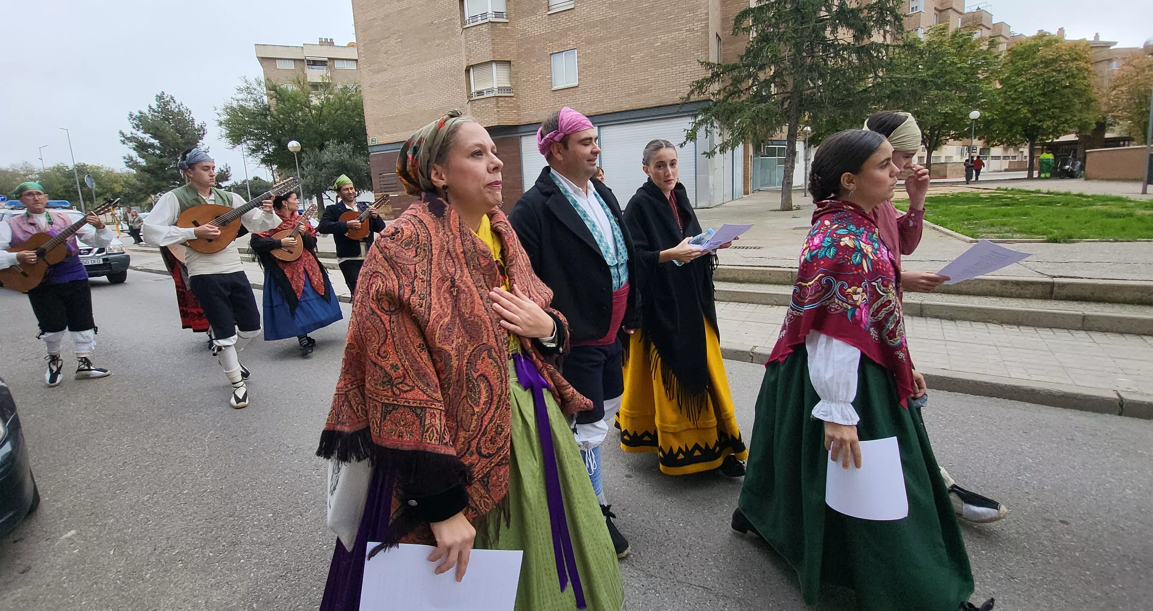 Ofrenda de Flores y Frutos al Santo en las fiestas de San Martín. Foto Mercedes Manterola