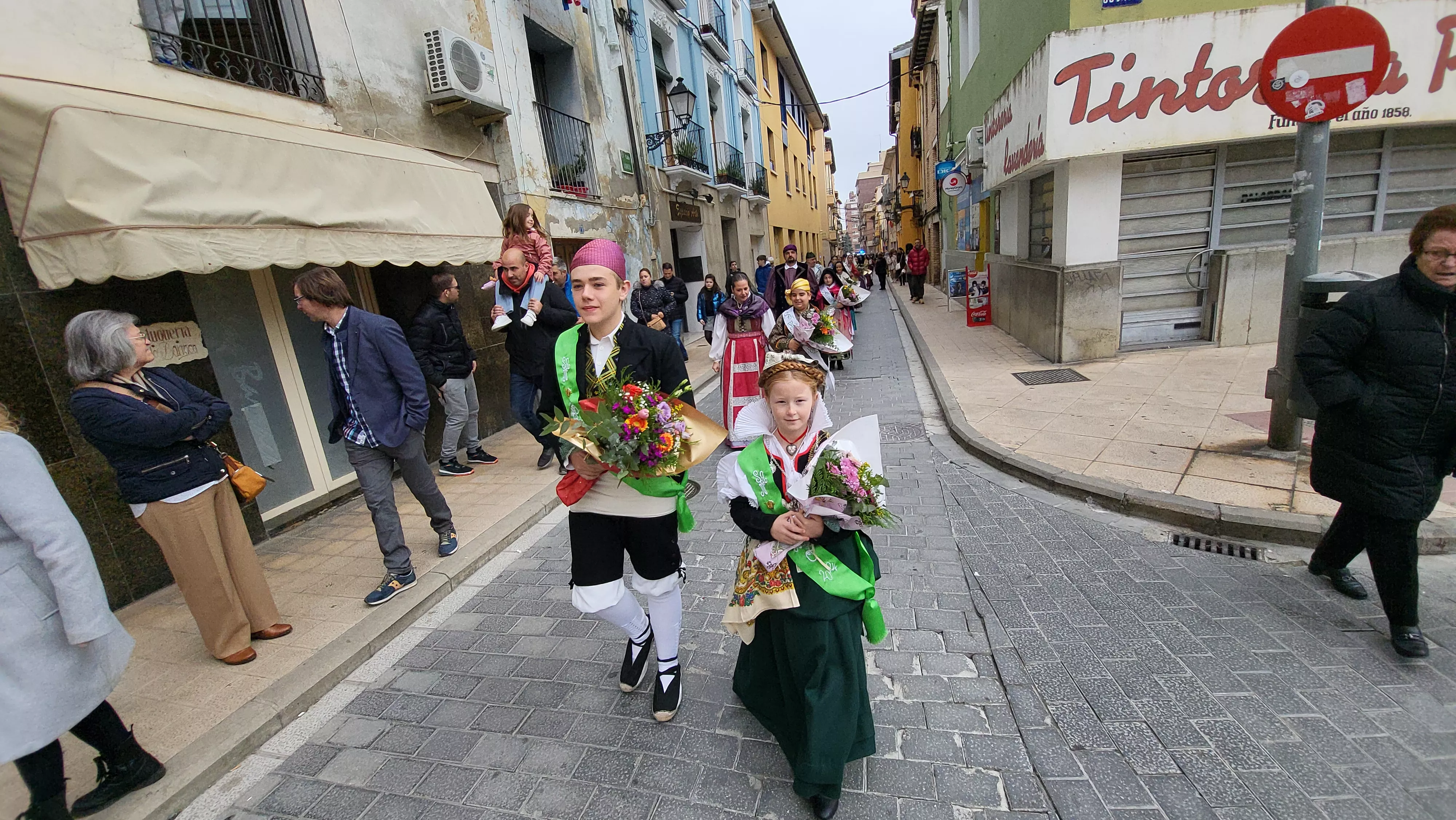 Ofrenda de Flores y Frutos al Santo en las fiestas de San Martín. Foto Mercedes Manterola