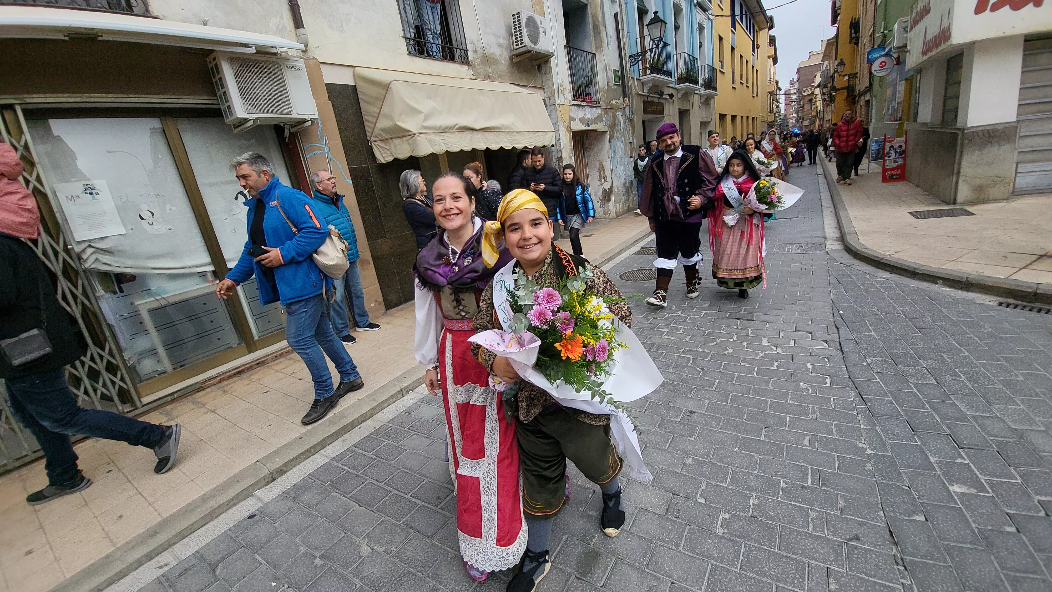 Ofrenda de Flores y Frutos al Santo en las fiestas de San Martín. Foto Mercedes Manterola