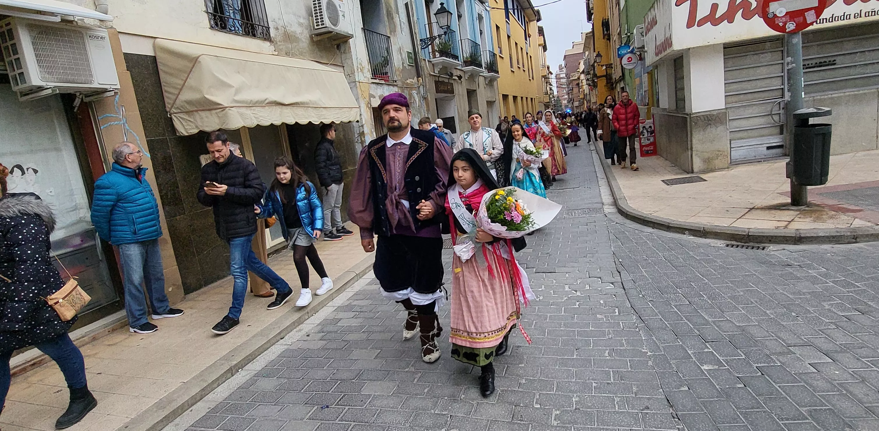 Ofrenda de Flores y Frutos al Santo en las fiestas de San Martín. Foto Mercedes Manterola