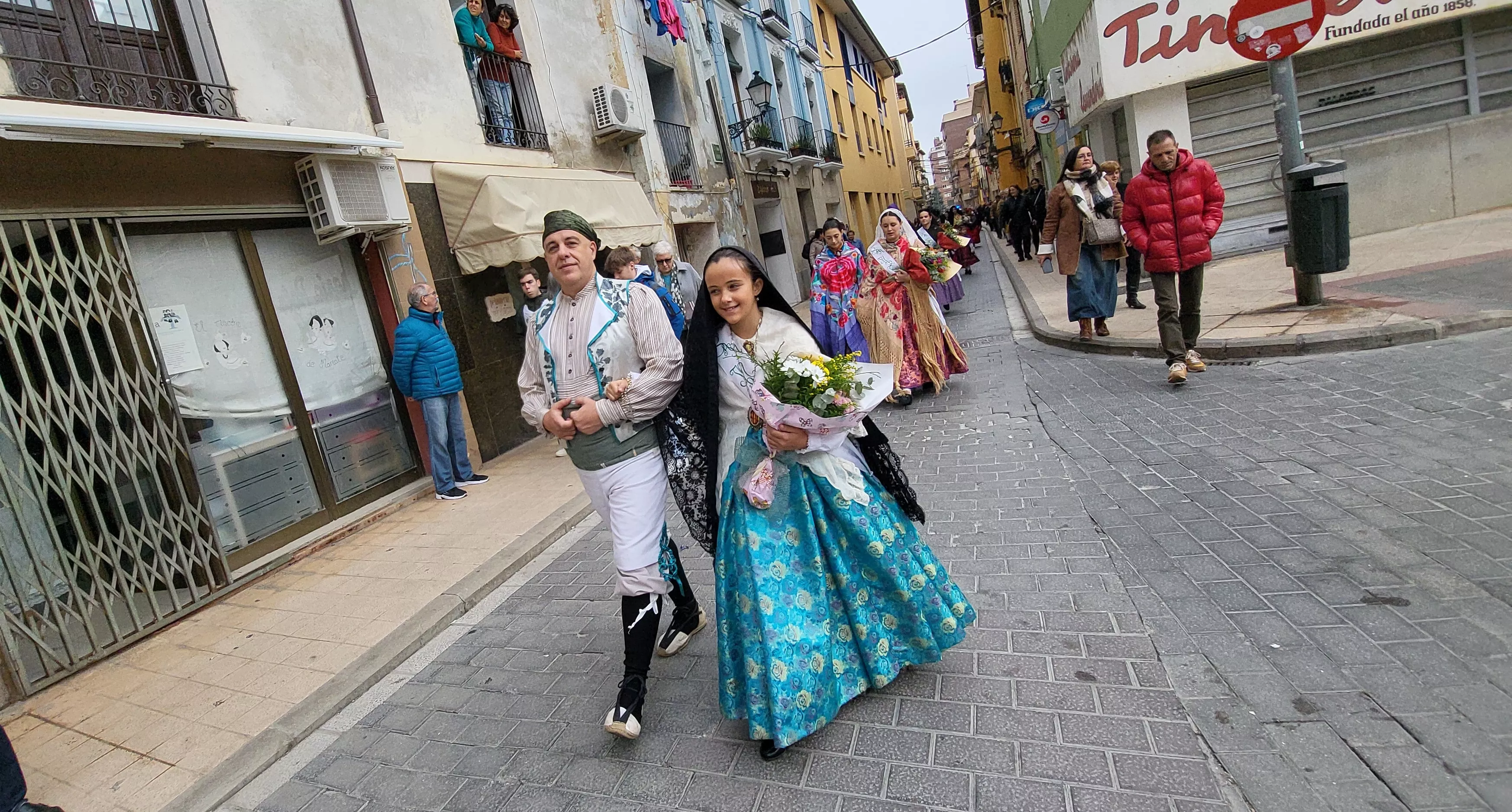 Ofrenda de Flores y Frutos al Santo en las fiestas de San Martín. Foto Mercedes Manterola