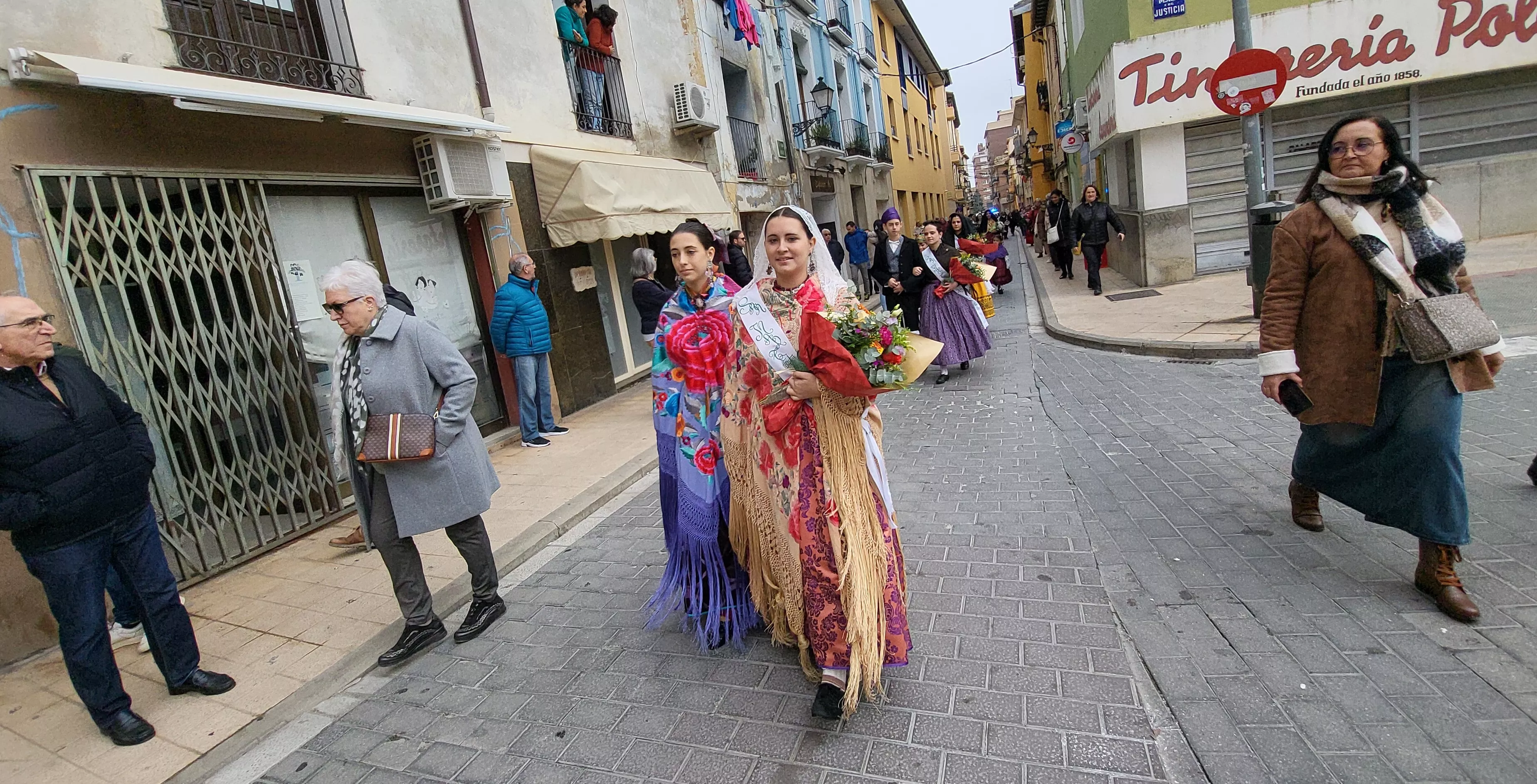 Ofrenda de Flores y Frutos al Santo en las fiestas de San Martín. Foto Mercedes Manterola