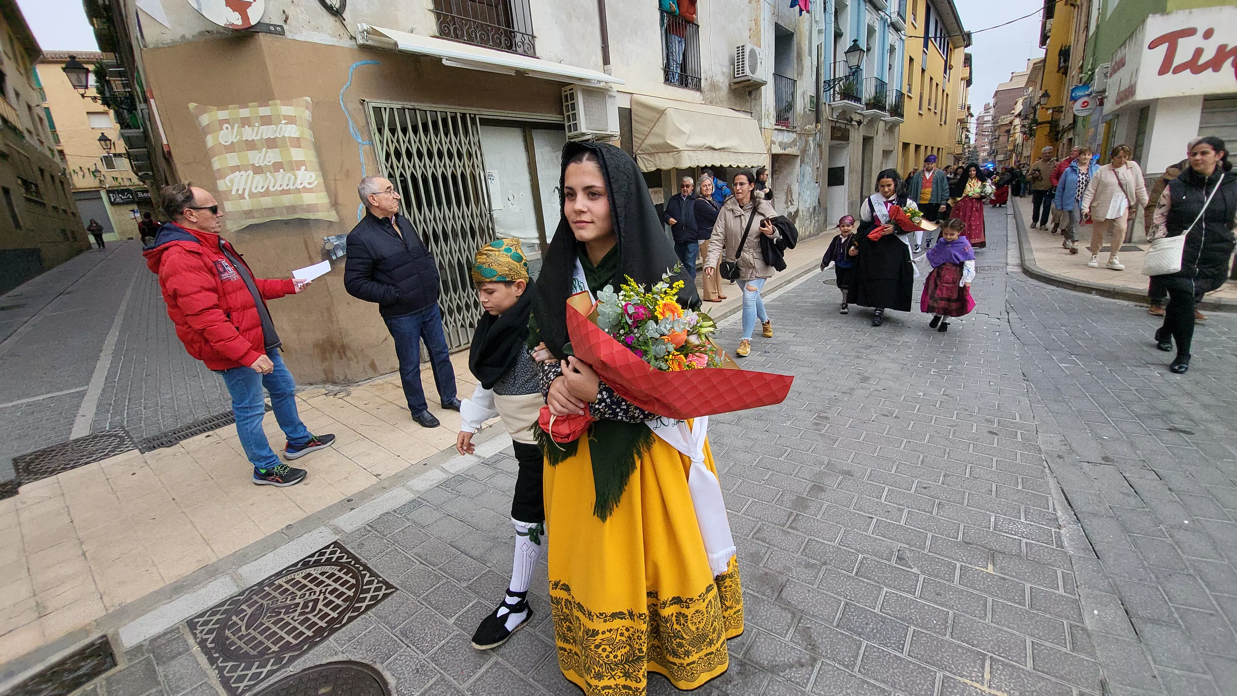 Ofrenda de Flores y Frutos al Santo en las fiestas de San Martín. Foto Mercedes Manterola