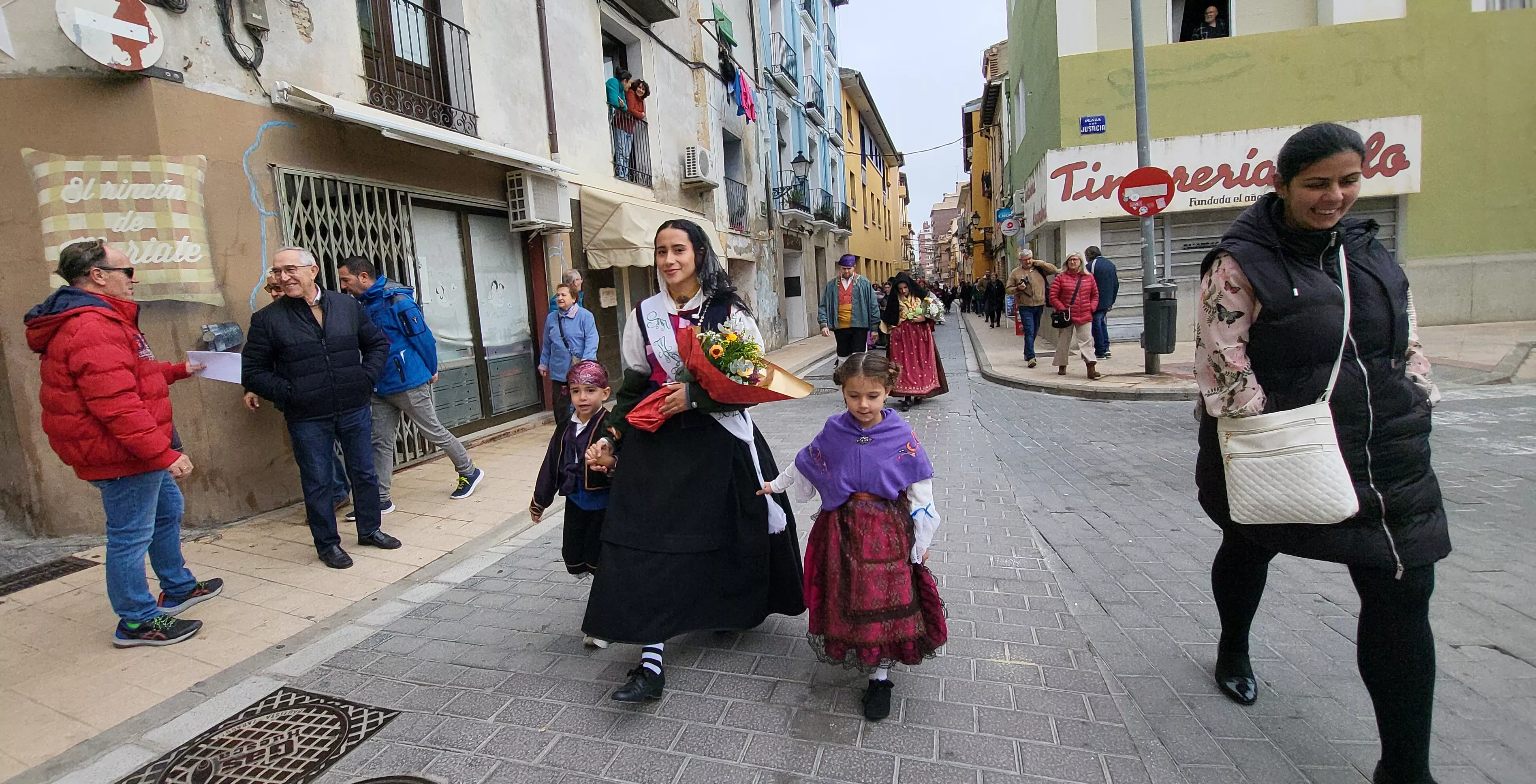 Ofrenda de Flores y Frutos al Santo en las fiestas de San Martín. Foto Mercedes Manterola