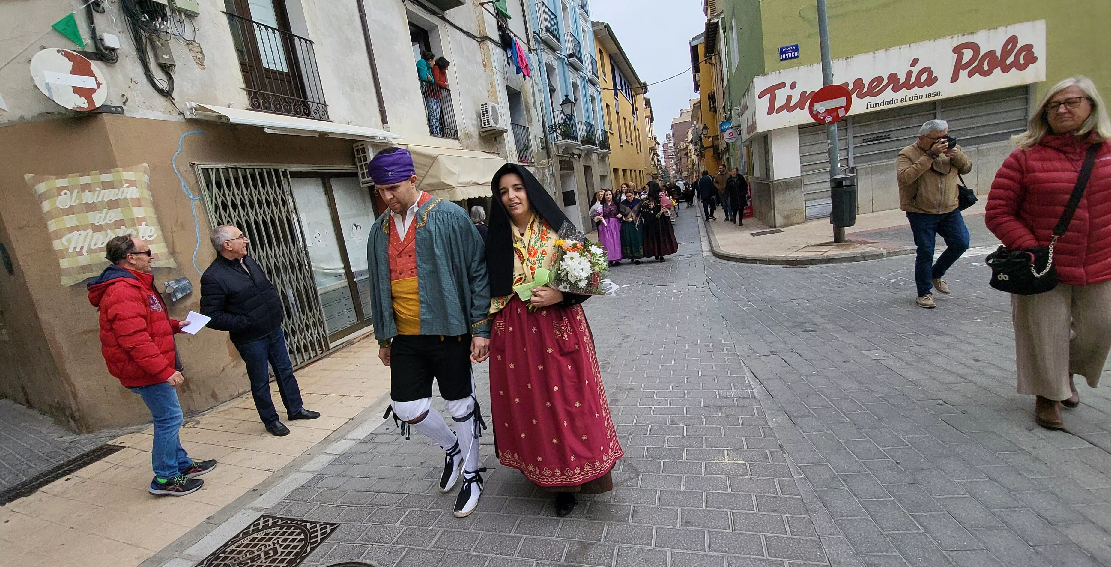 Ofrenda de Flores y Frutos al Santo en las fiestas de San Martín. Foto Mercedes Manterola