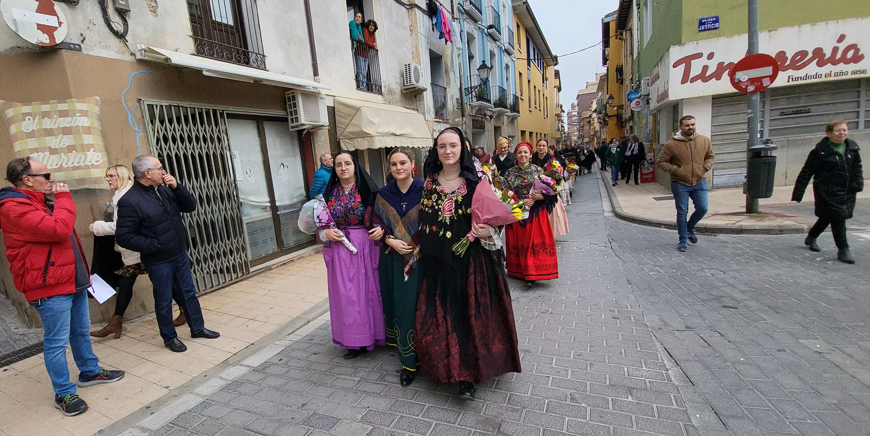 Ofrenda de Flores y Frutos al Santo en las fiestas de San Martín. Foto Mercedes Manterola