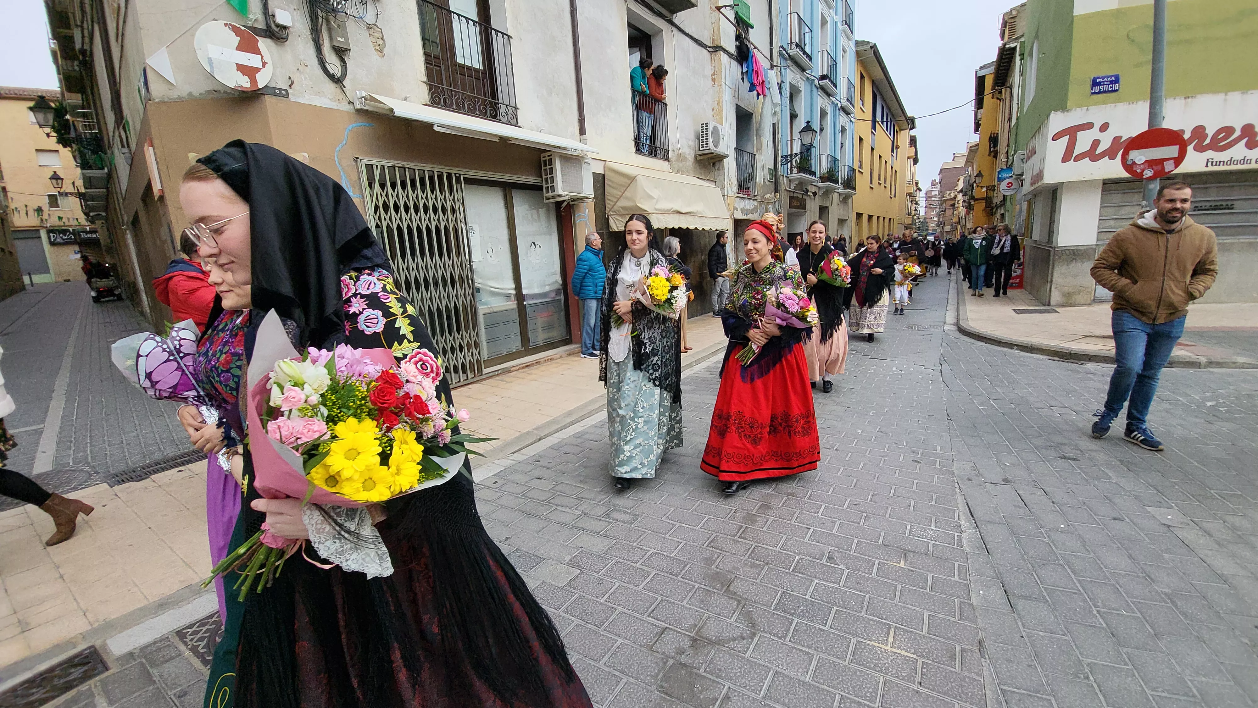 Ofrenda de Flores y Frutos al Santo en las fiestas de San Martín. Foto Mercedes Manterola