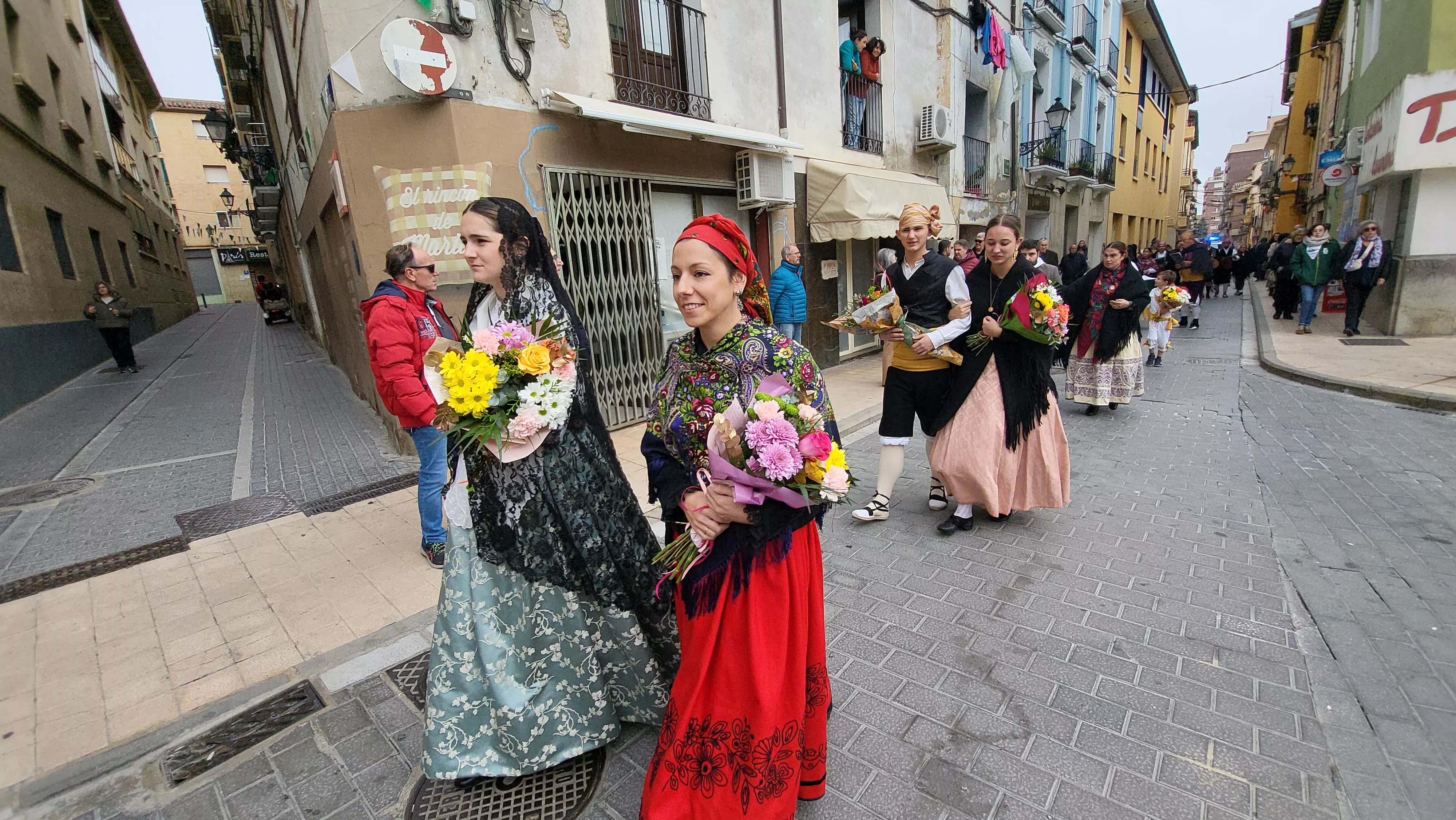 Ofrenda de Flores y Frutos al Santo en las fiestas de San Martín. Foto Mercedes Manterola