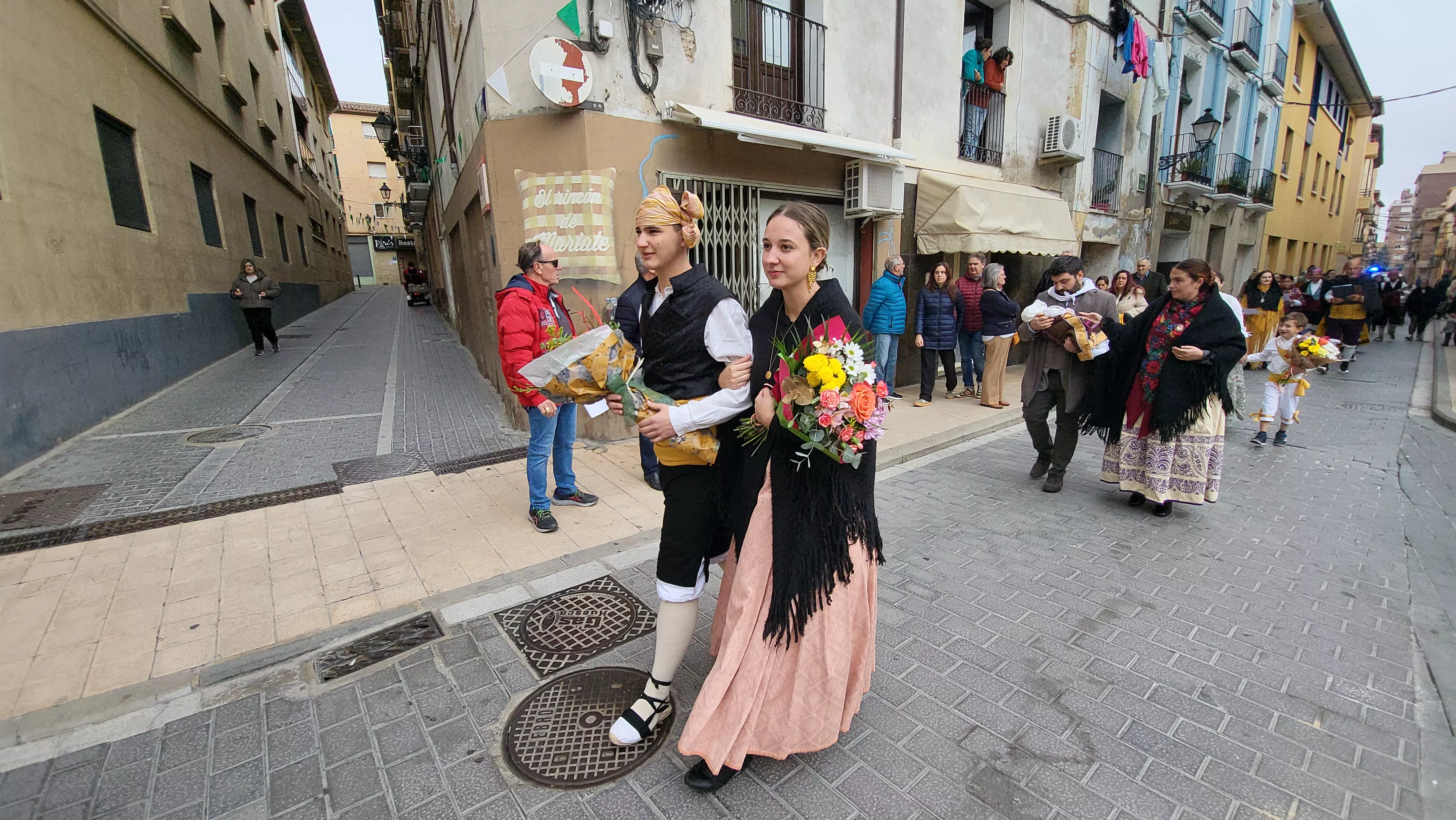 Ofrenda de Flores y Frutos al Santo en las fiestas de San Martín. Foto Mercedes Manterola